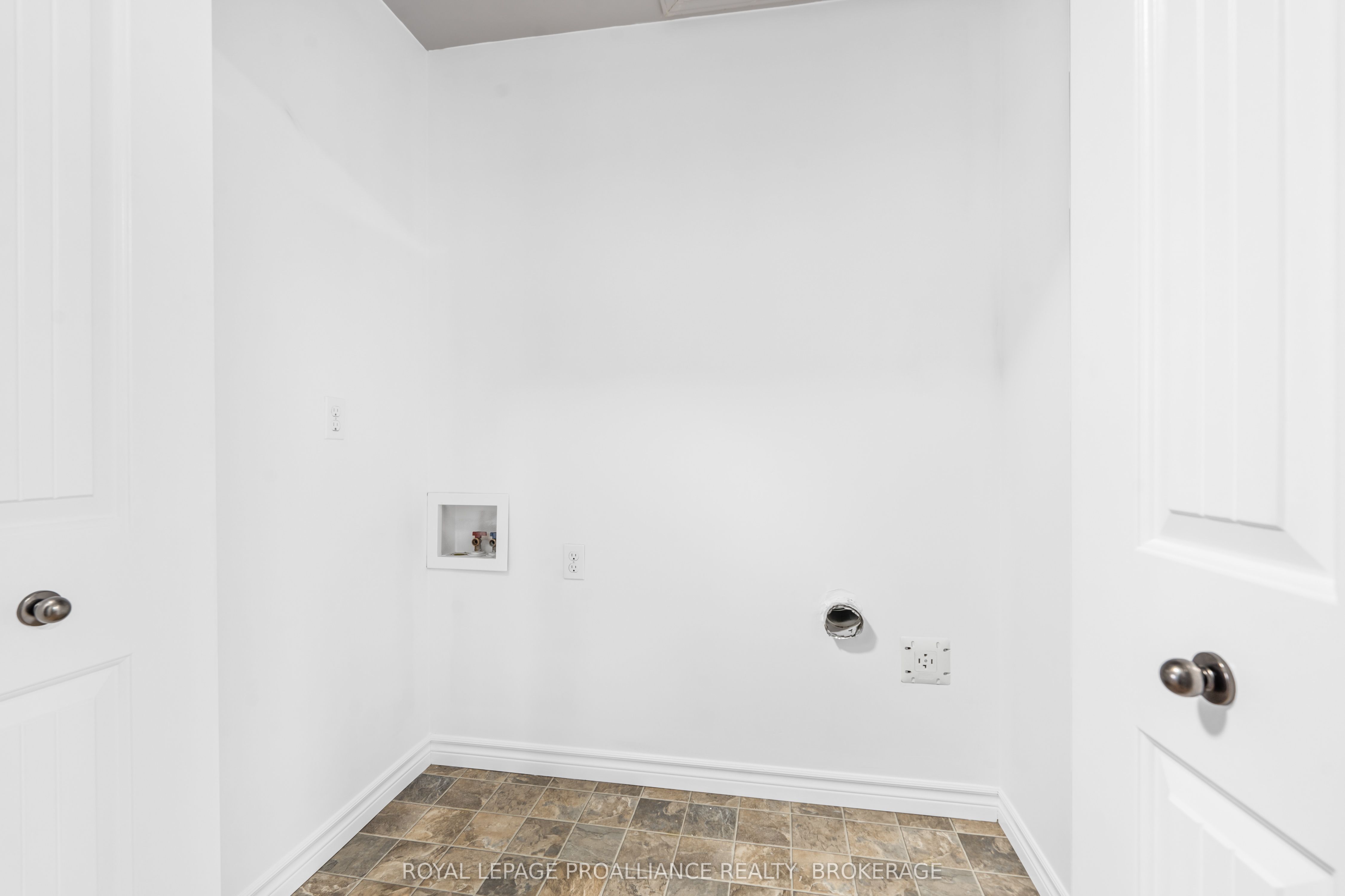 1584 Davenport Crescent Property Photo 27