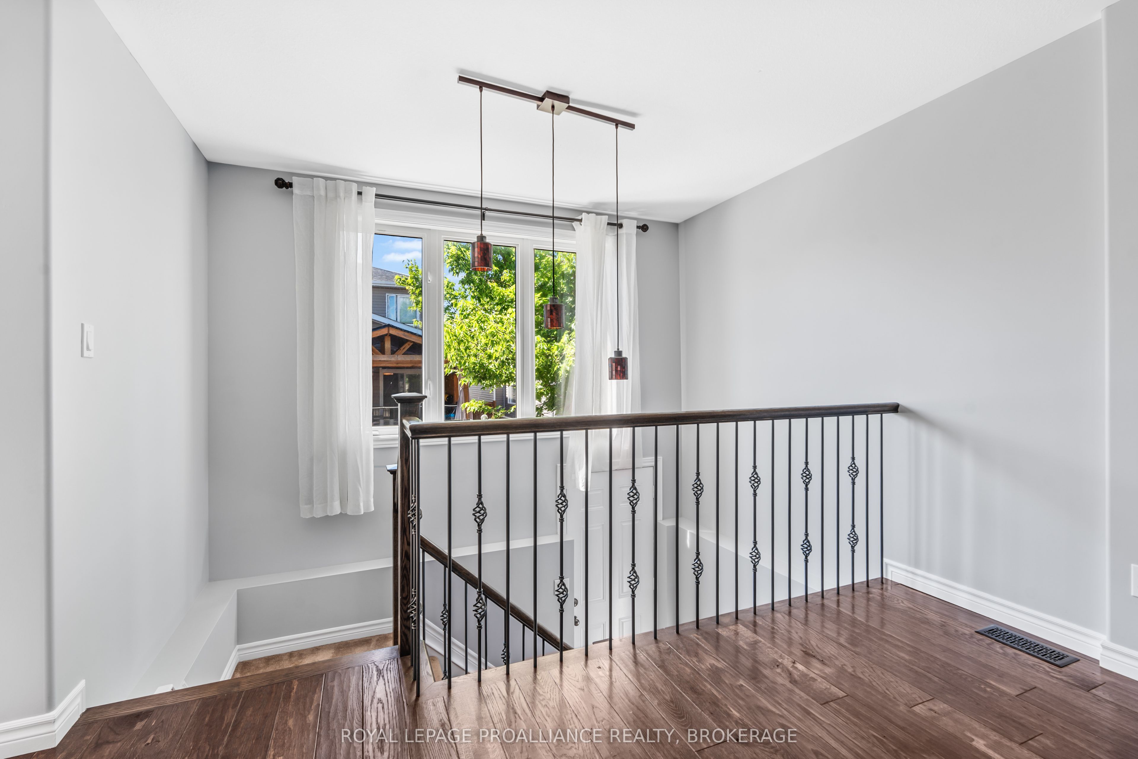 1584 Davenport Crescent Property Photo 28