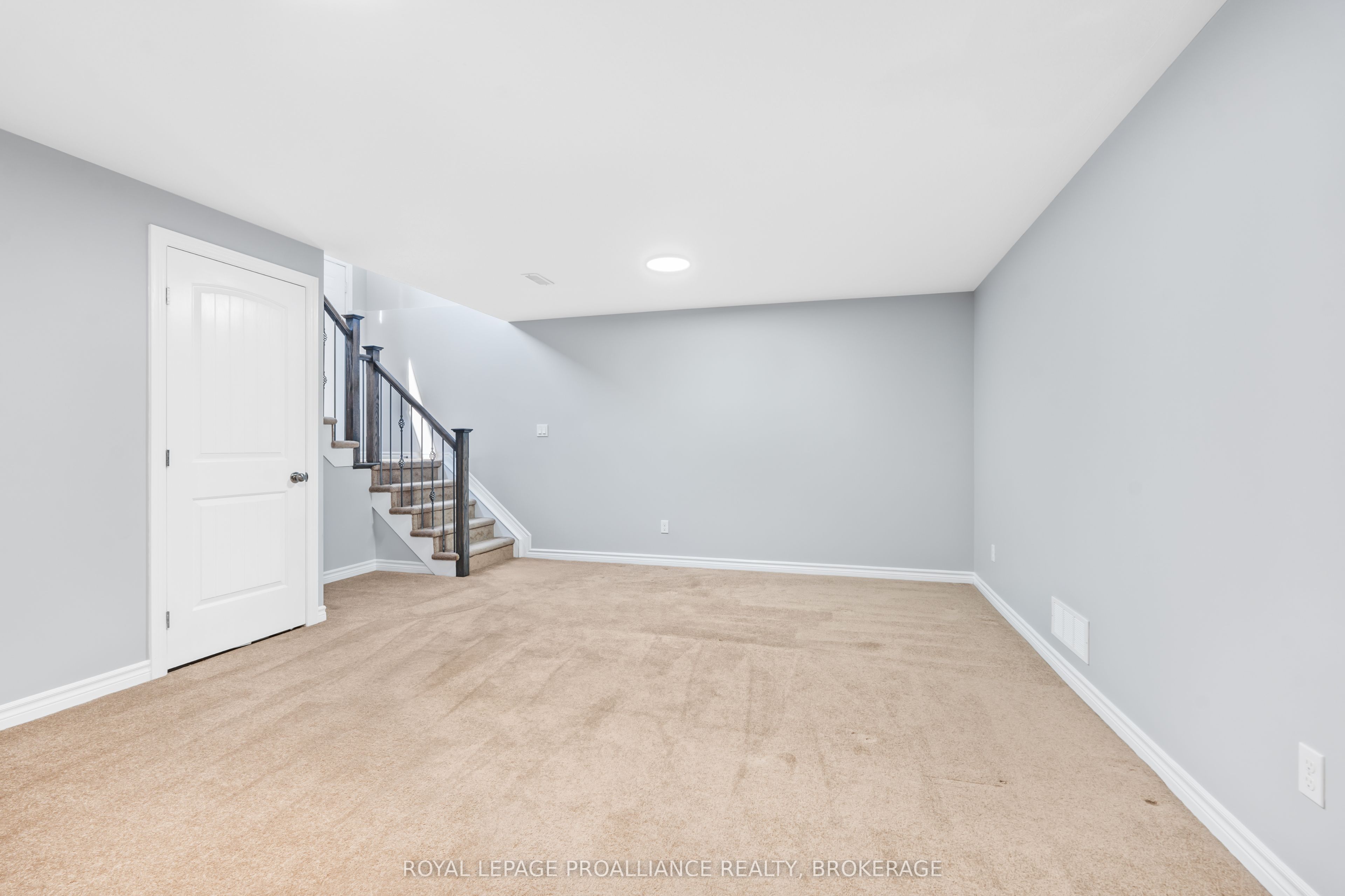 1584 Davenport Crescent Property Photo 31