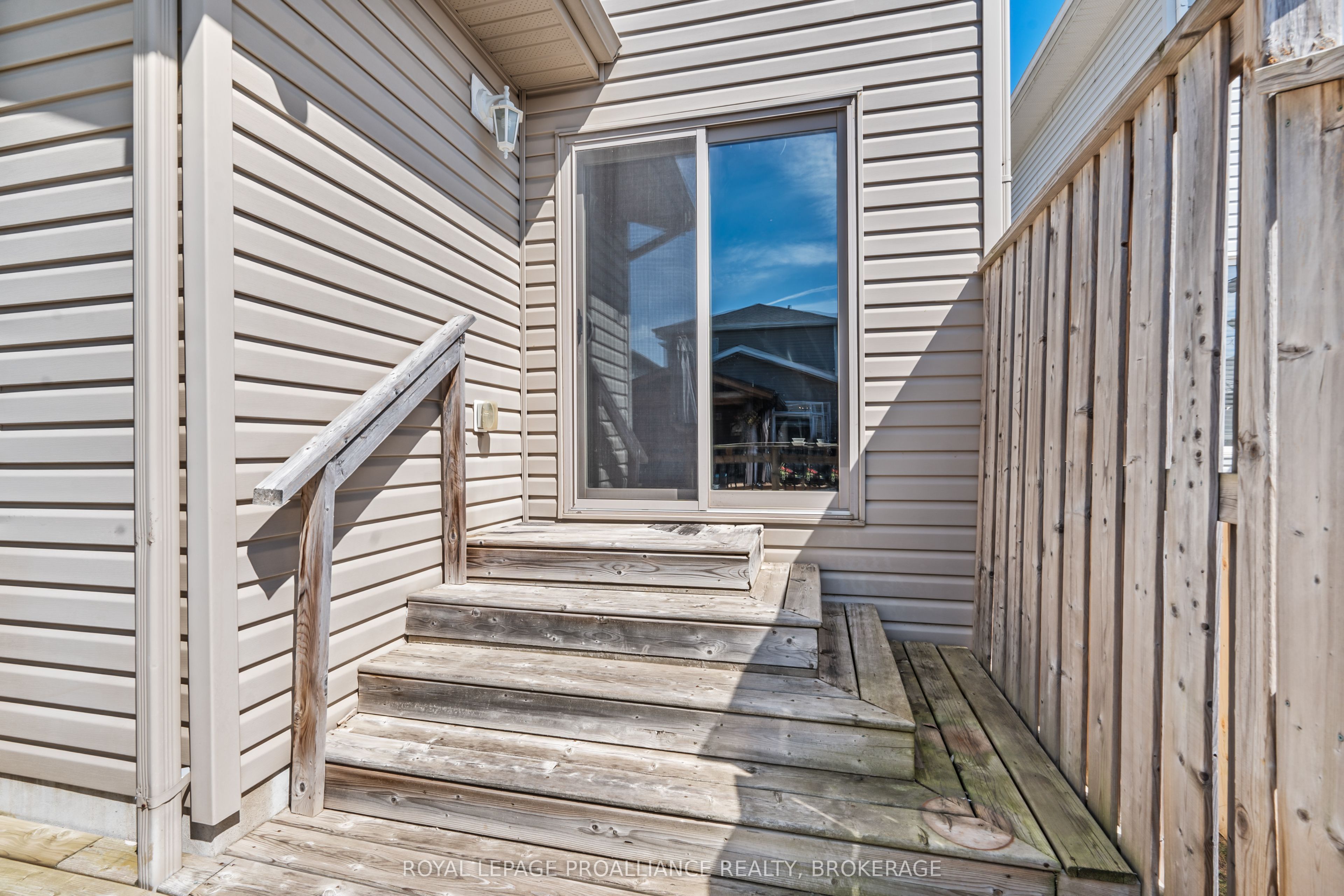 1584 Davenport Crescent Property Photo 32