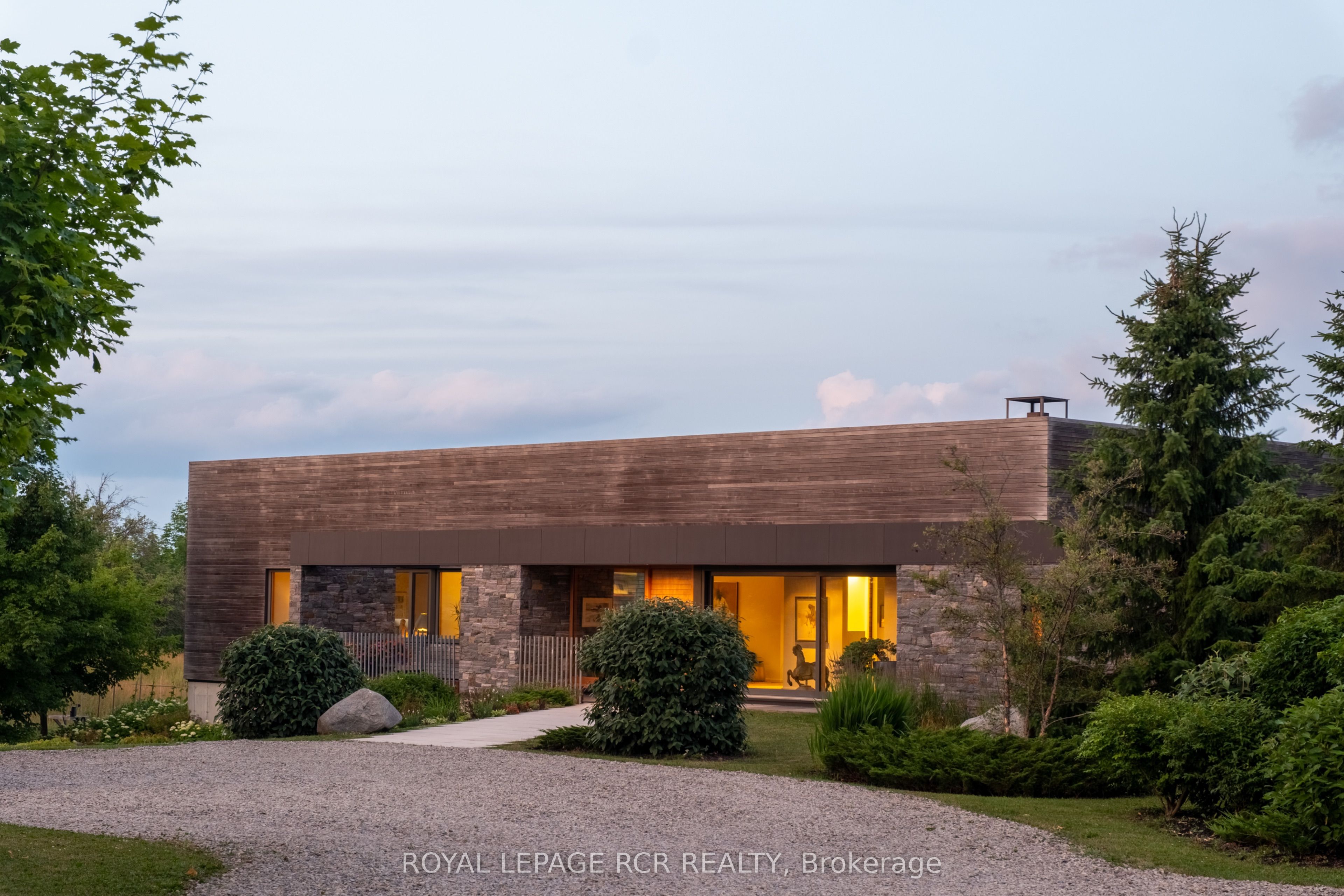 5211 Tenth Line Property Photo 1