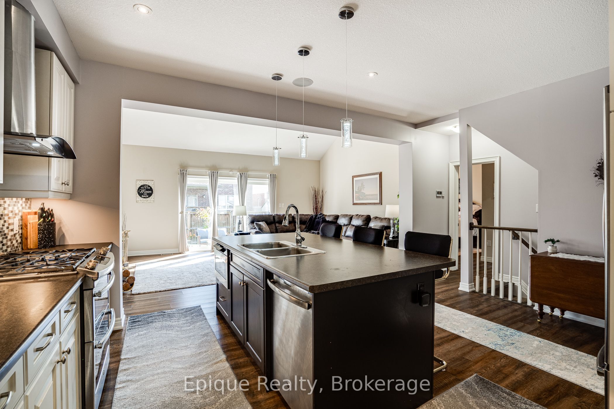 68 Roselawn Crescent Property Photo 7