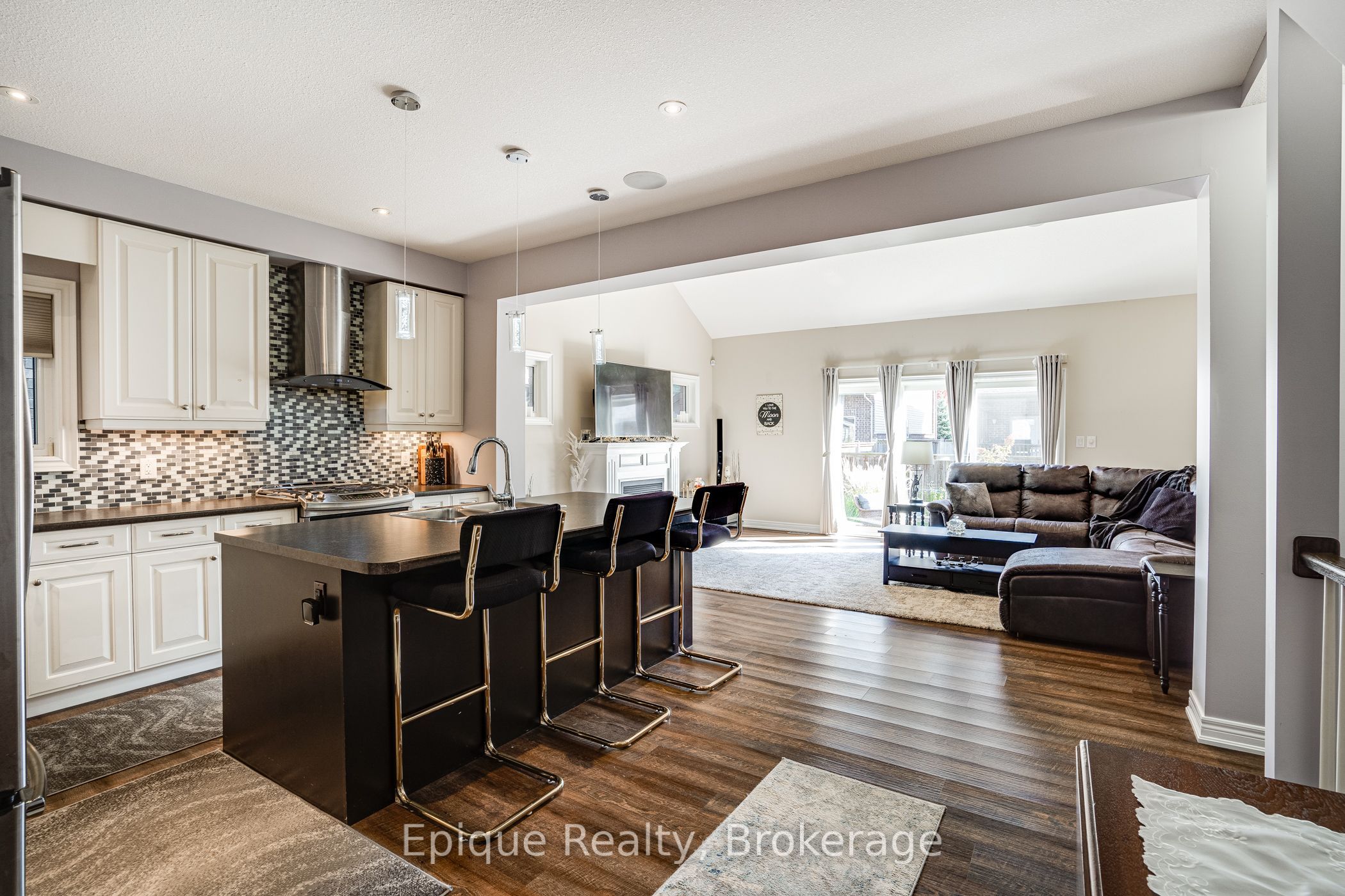 68 Roselawn Crescent Property Photo 8