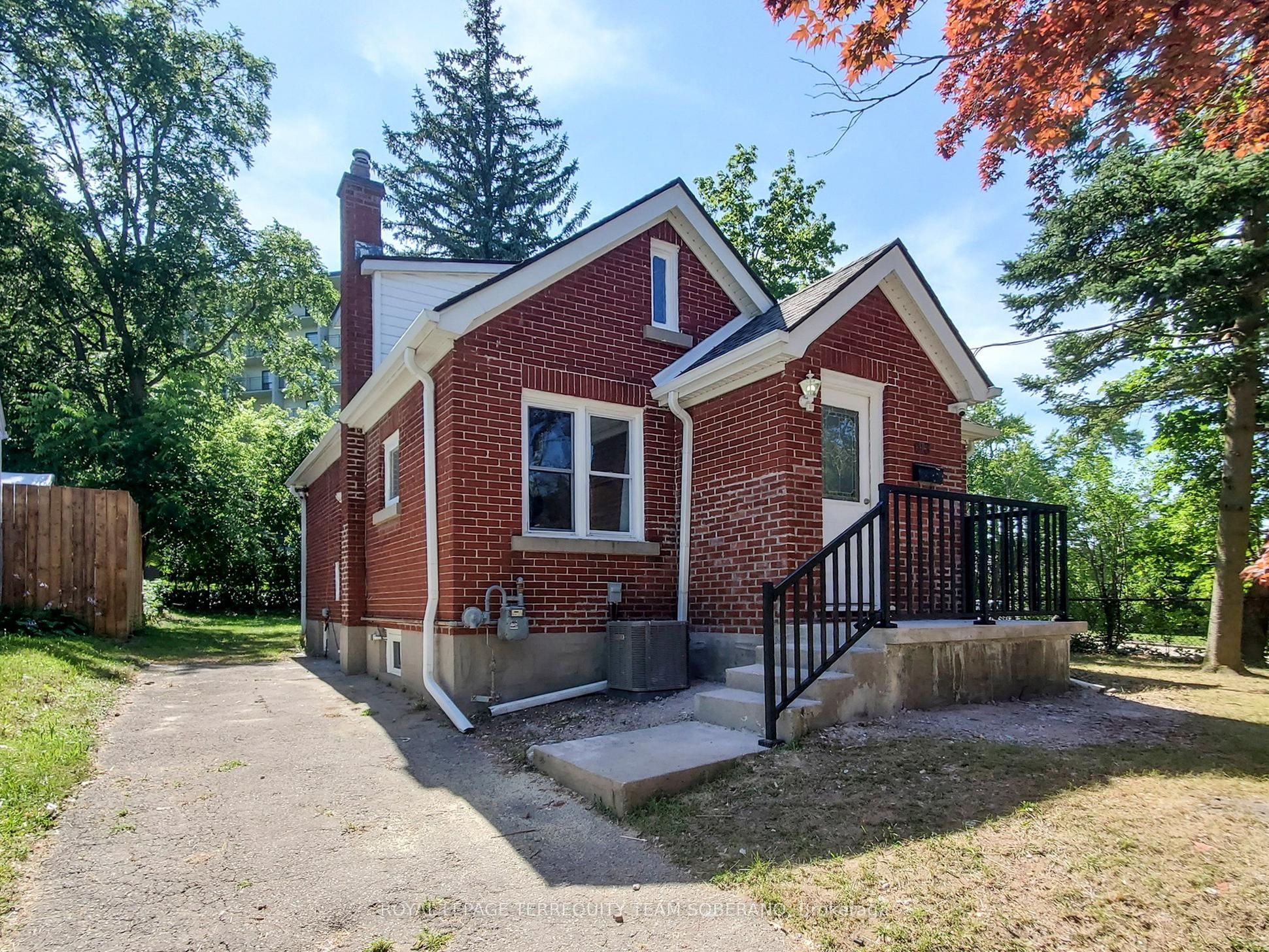 13 Roslin Avenue N Property Photo 1