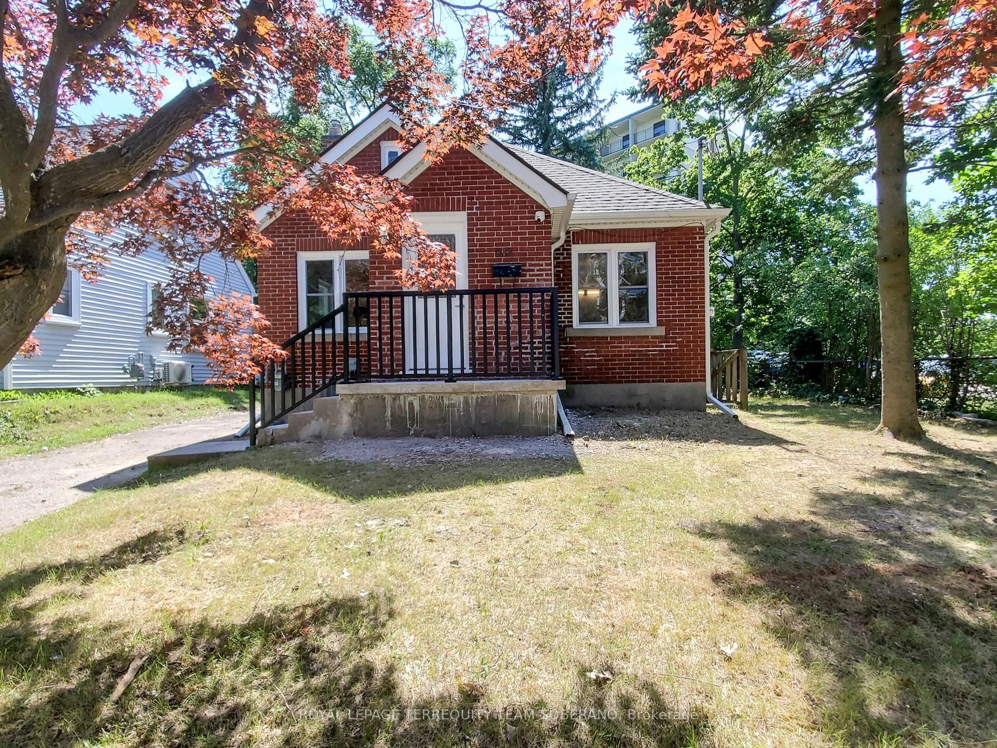 13 Roslin Avenue N Property Photo 2