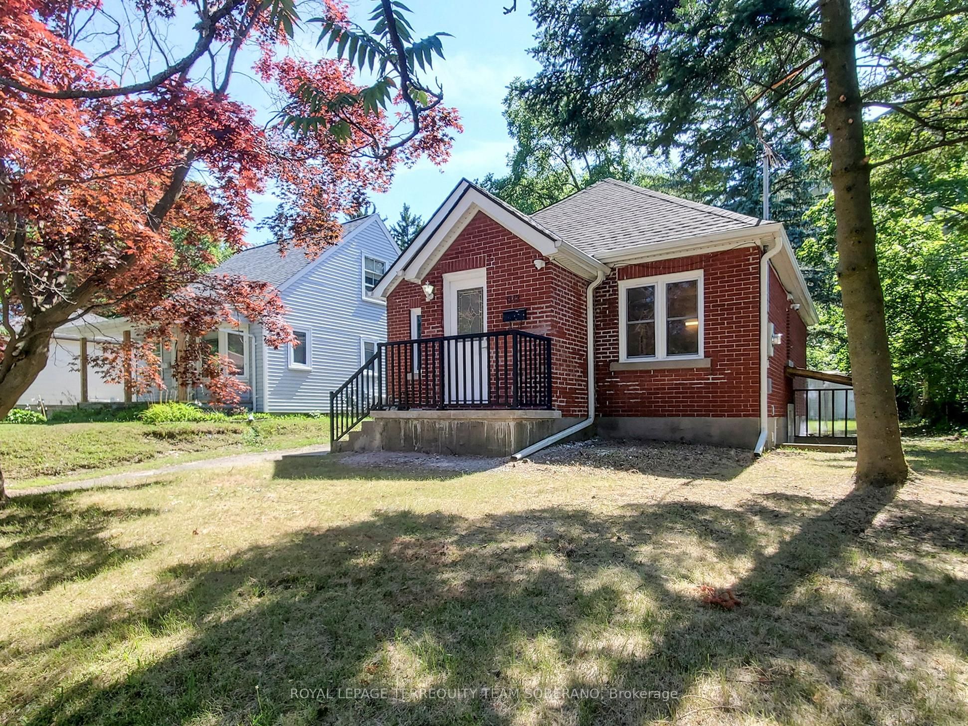 13 Roslin Avenue N Property Photo 3