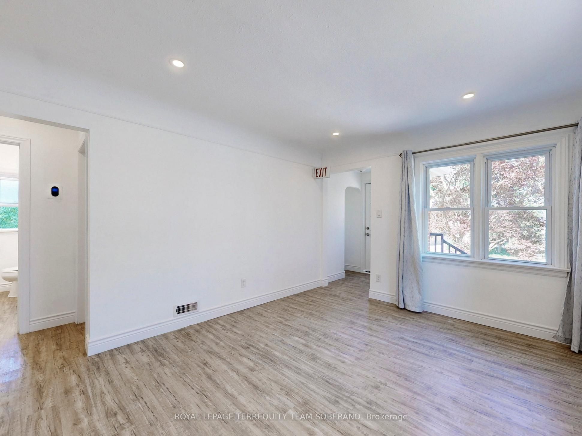 13 Roslin Avenue N Property Photo 6