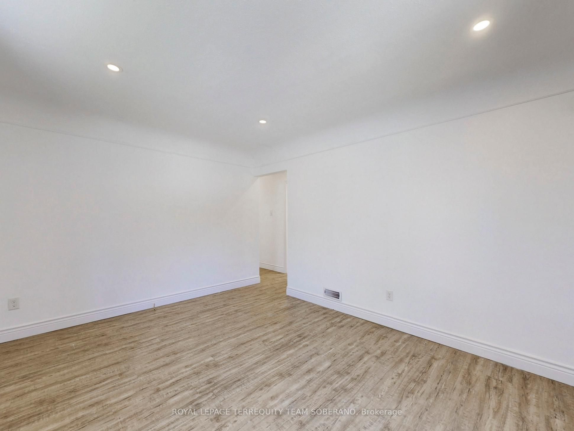 13 Roslin Avenue N Property Photo 8