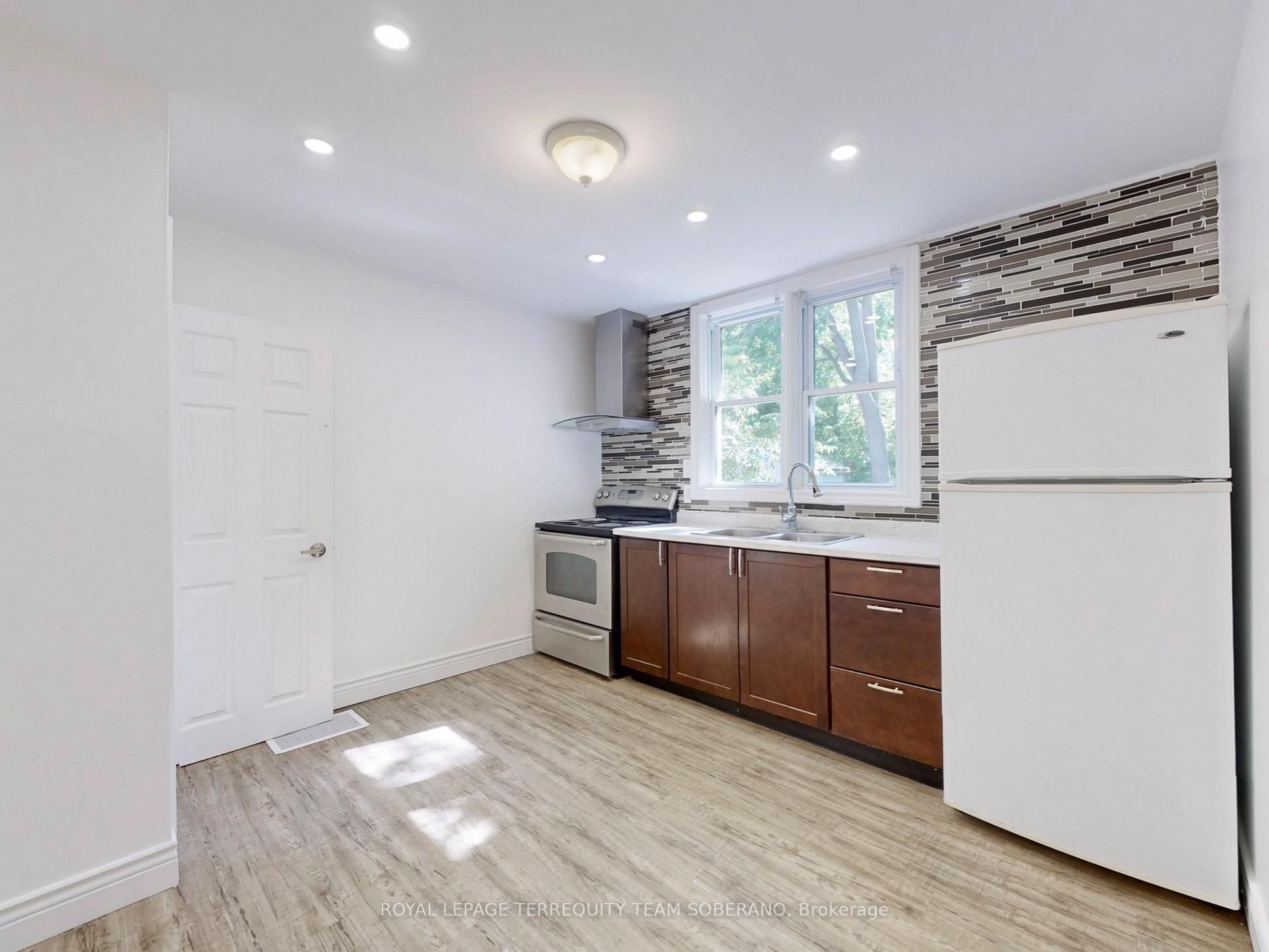 13 Roslin Avenue N Property Photo 9