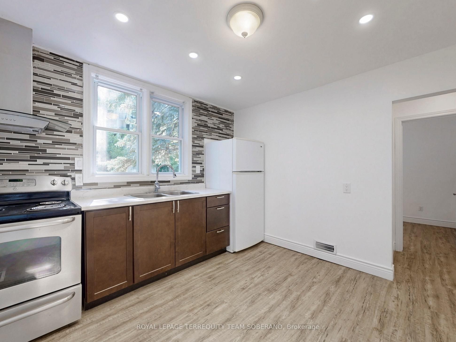 13 Roslin Avenue N Property Photo 10