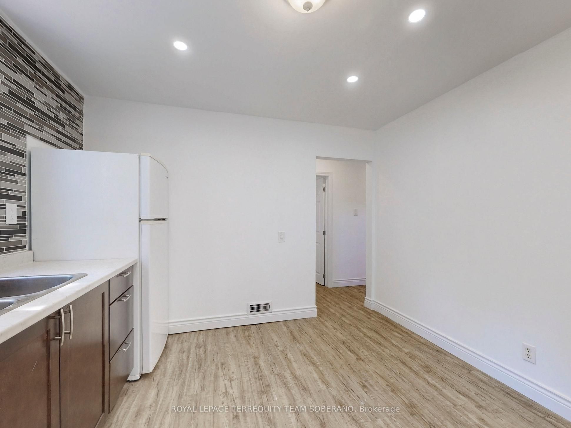 13 Roslin Avenue N Property Photo 11