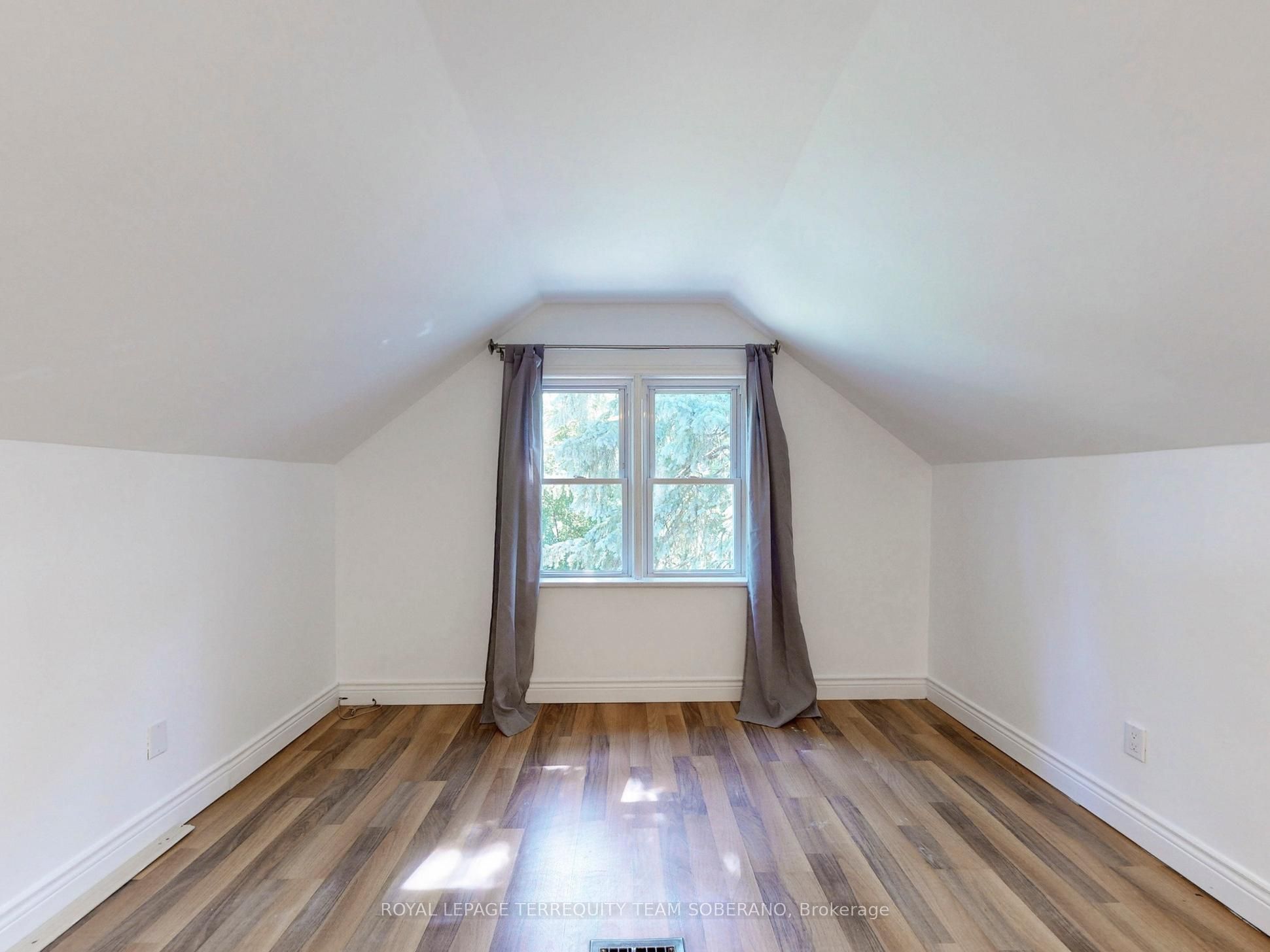 13 Roslin Avenue N Property Photo 21