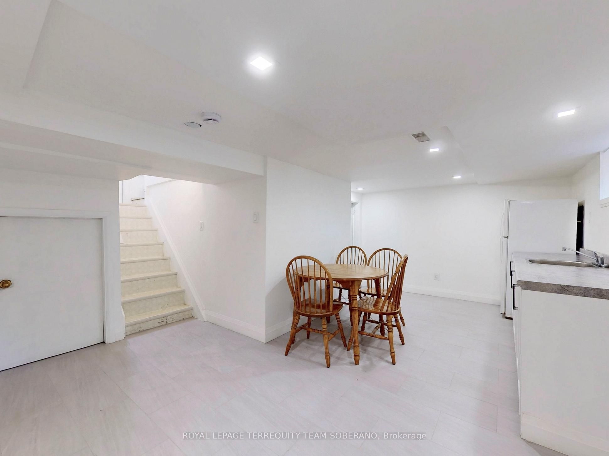 13 Roslin Avenue N Property Photo 26