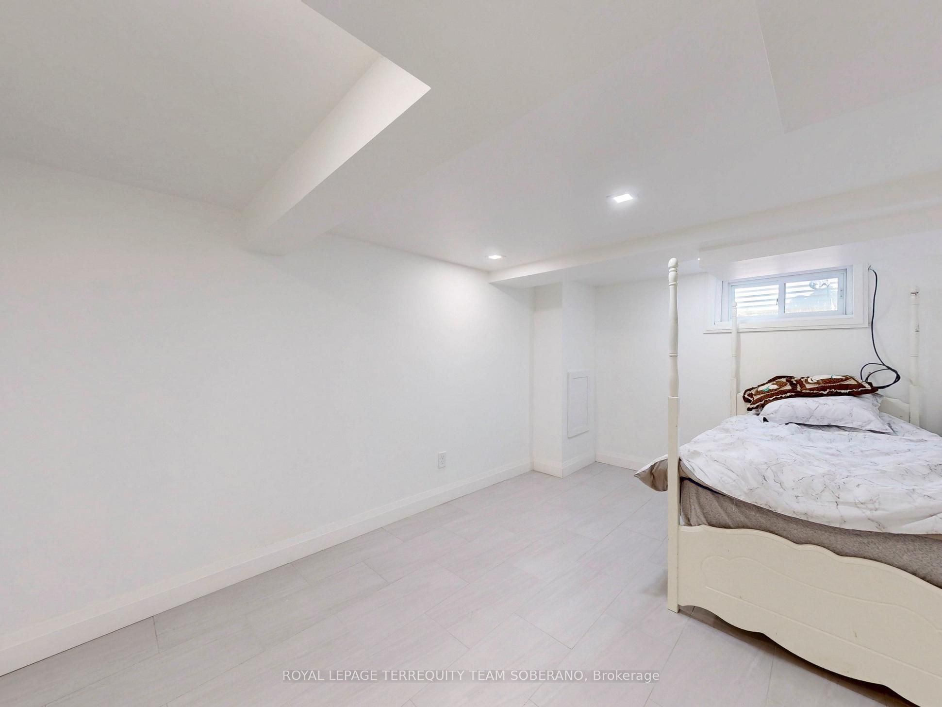 13 Roslin Avenue N Property Photo 28