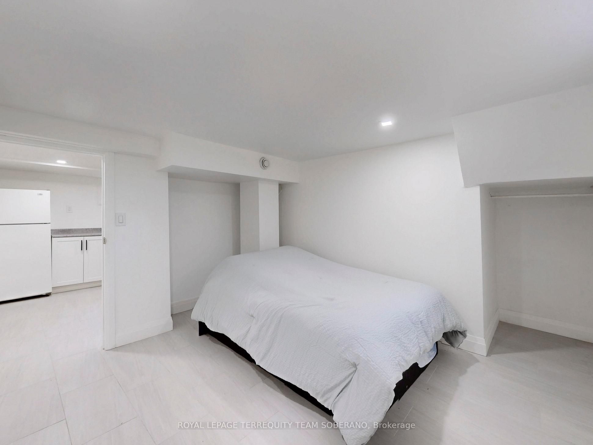 13 Roslin Avenue N Property Photo 31