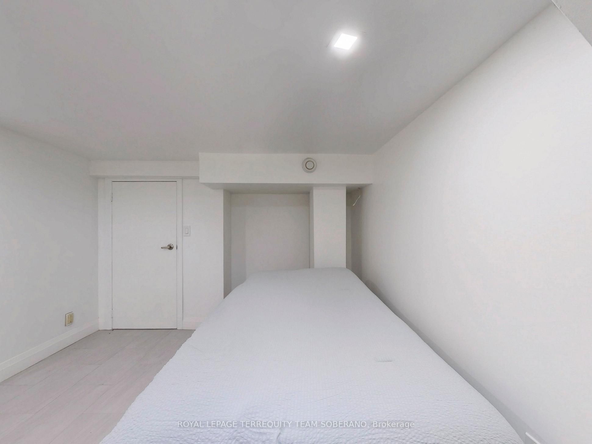 13 Roslin Avenue N Property Photo 32