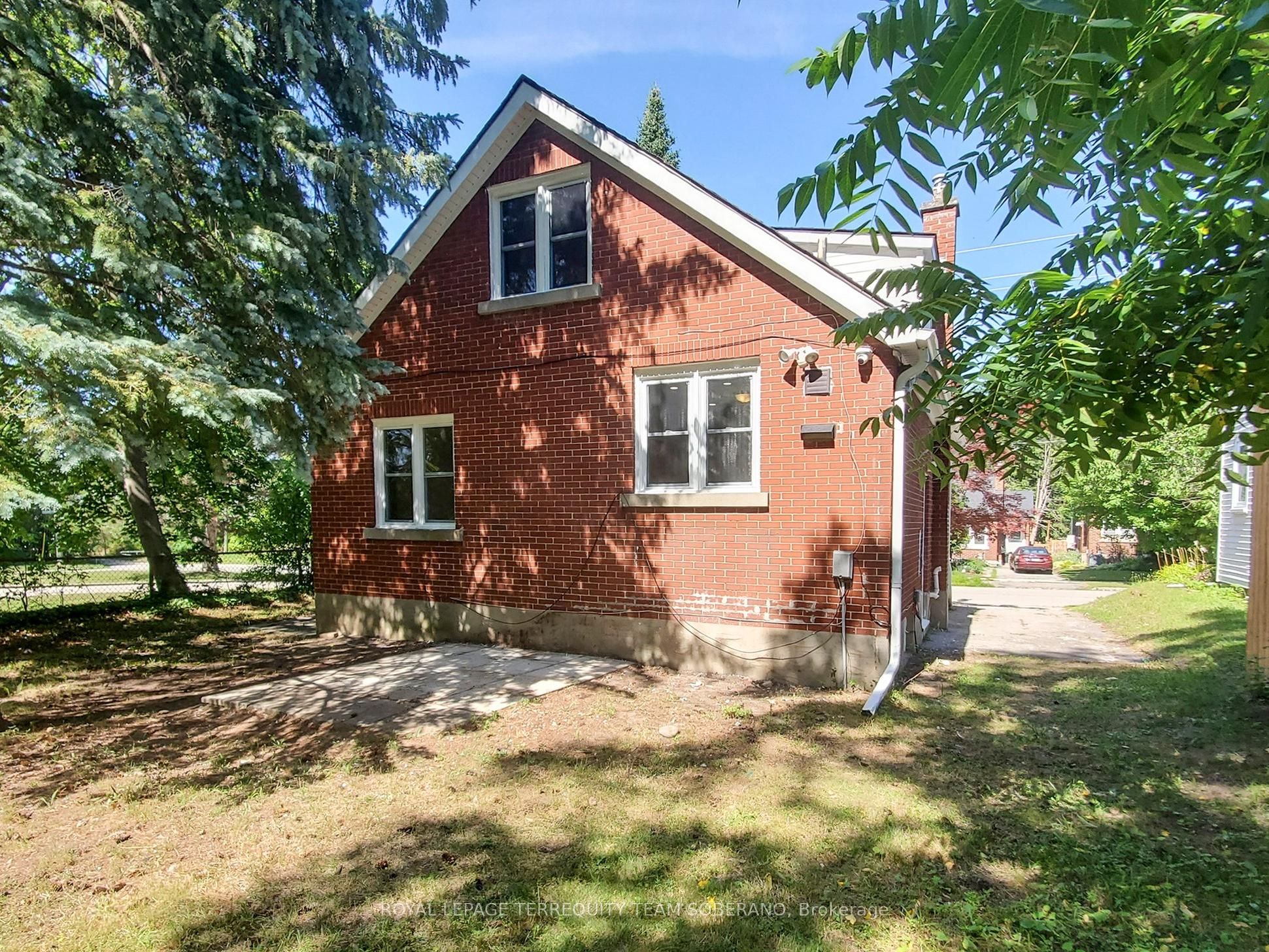 13 Roslin Avenue N Property Photo 34