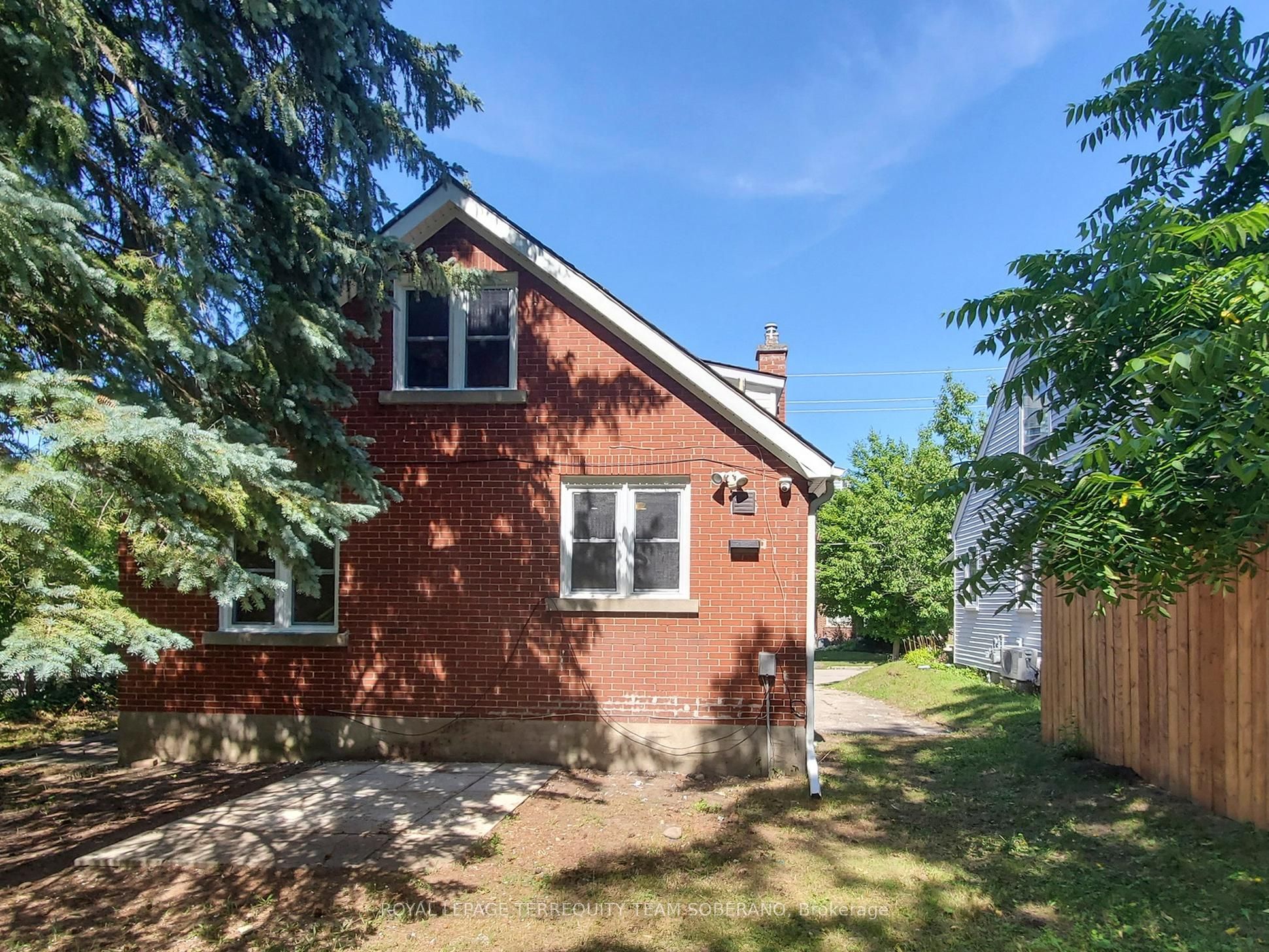 13 Roslin Avenue N Property Photo 35