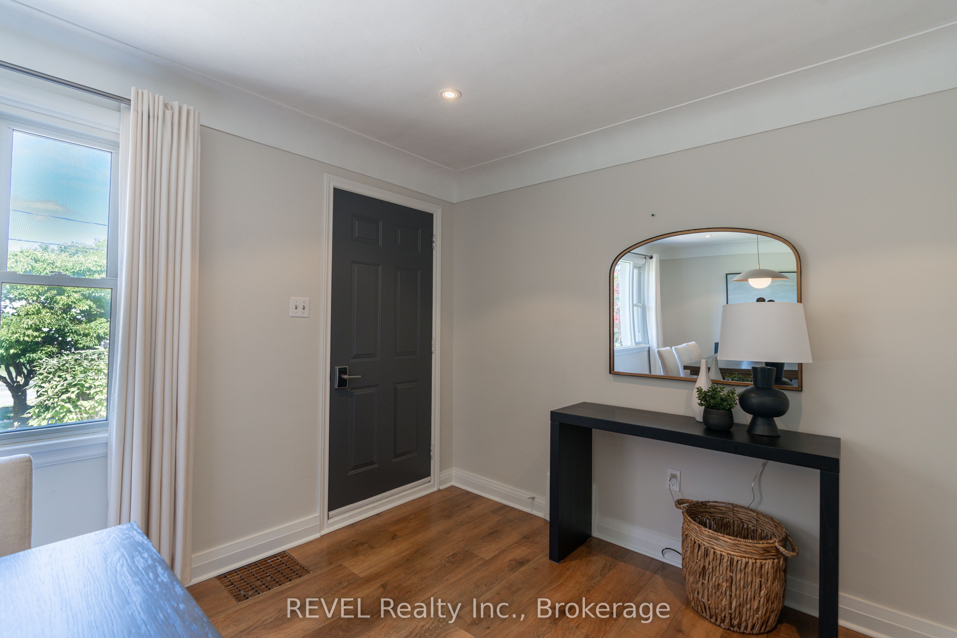 522 Mississagua Street Property Photo 2