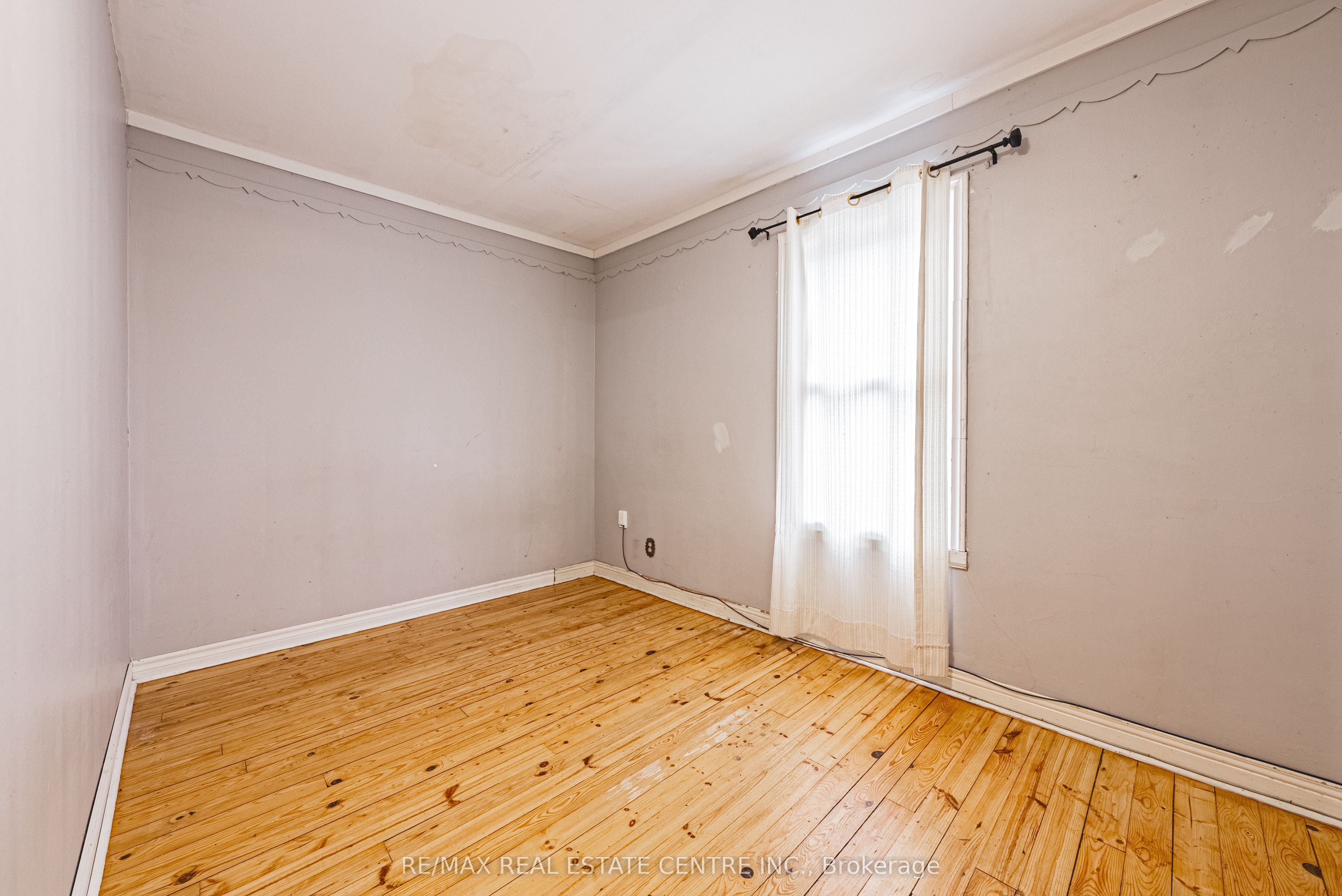 70 Hillview Street Property Photo 13