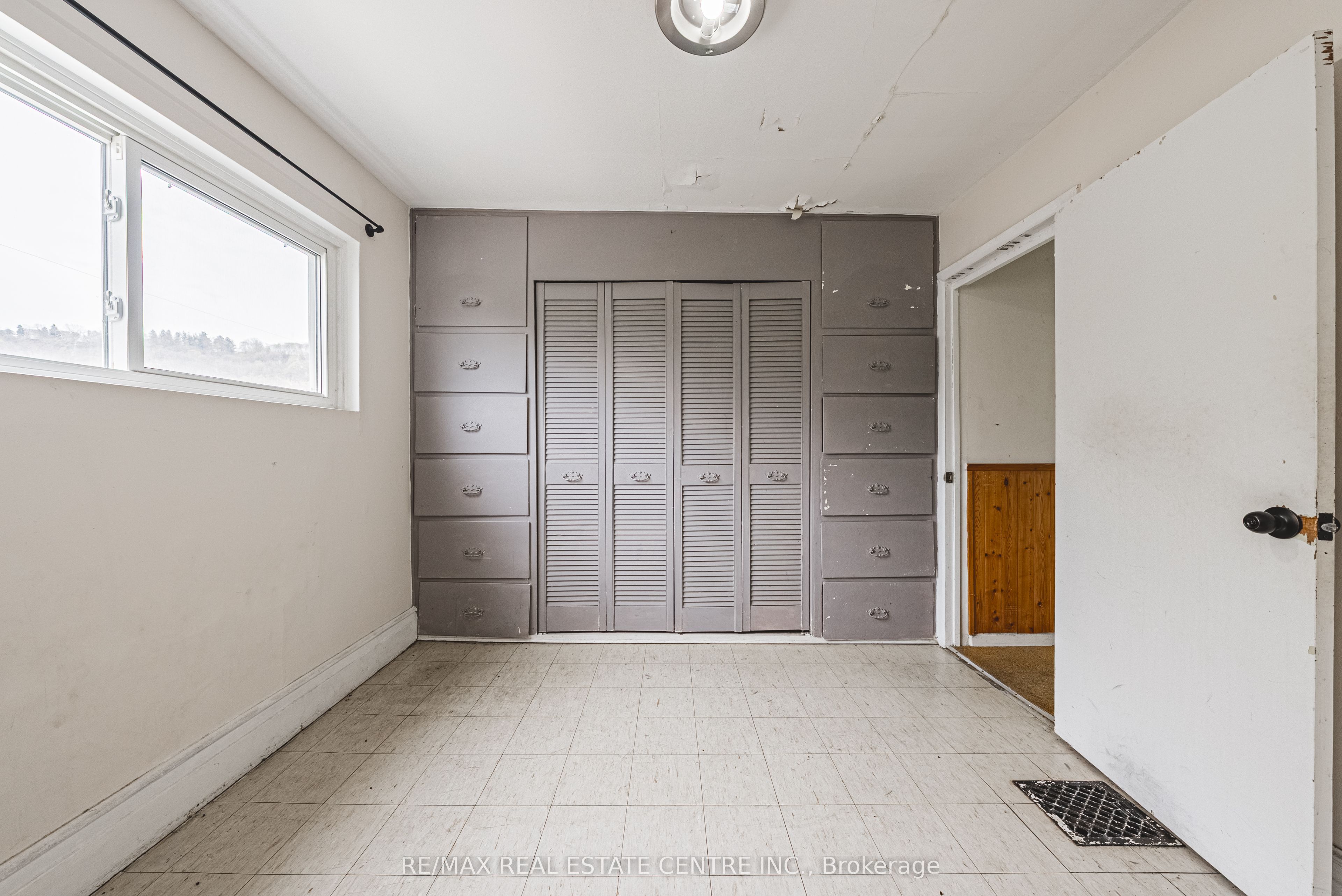 70 Hillview Street Property Photo 21