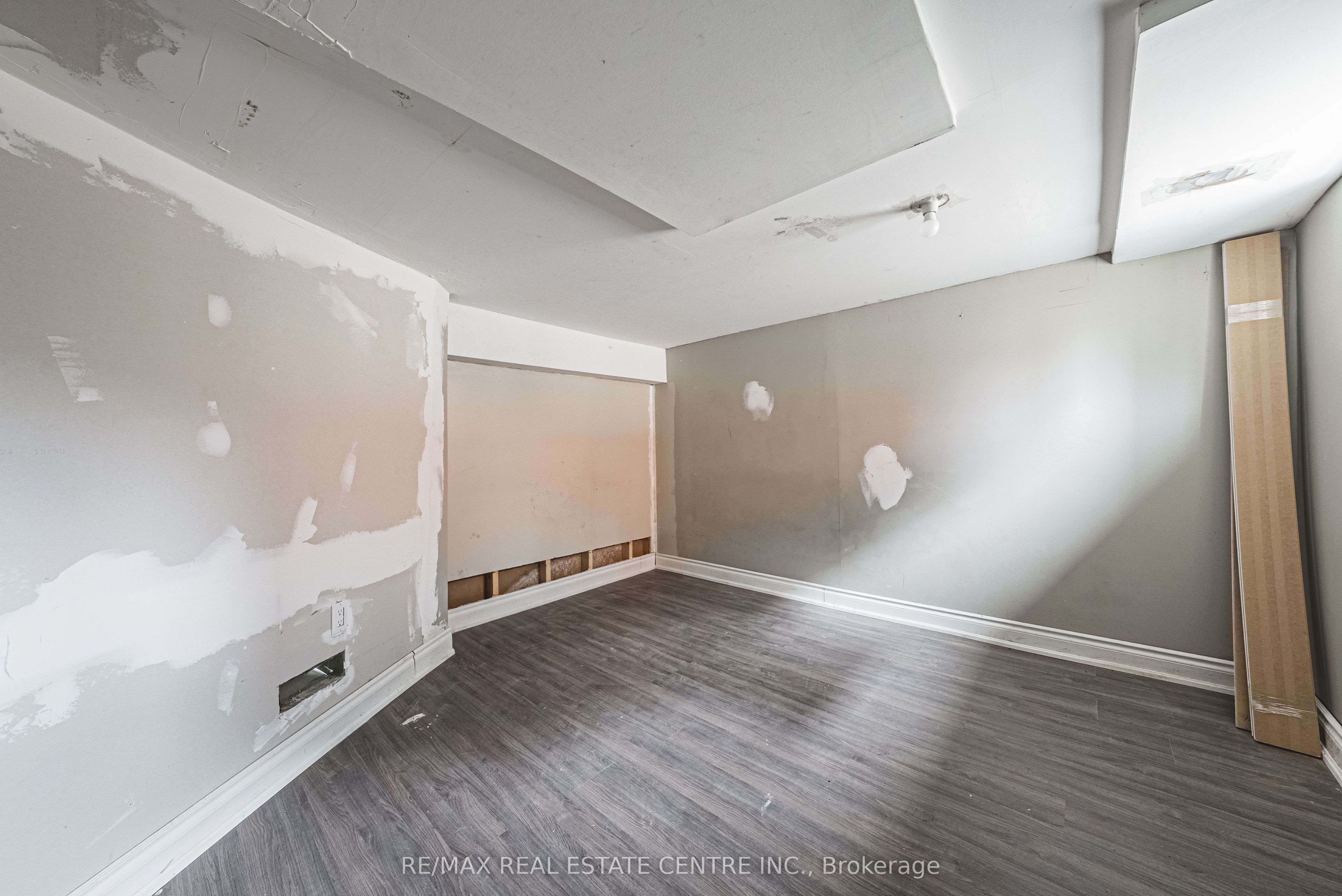 70 Hillview Street Property Photo 25