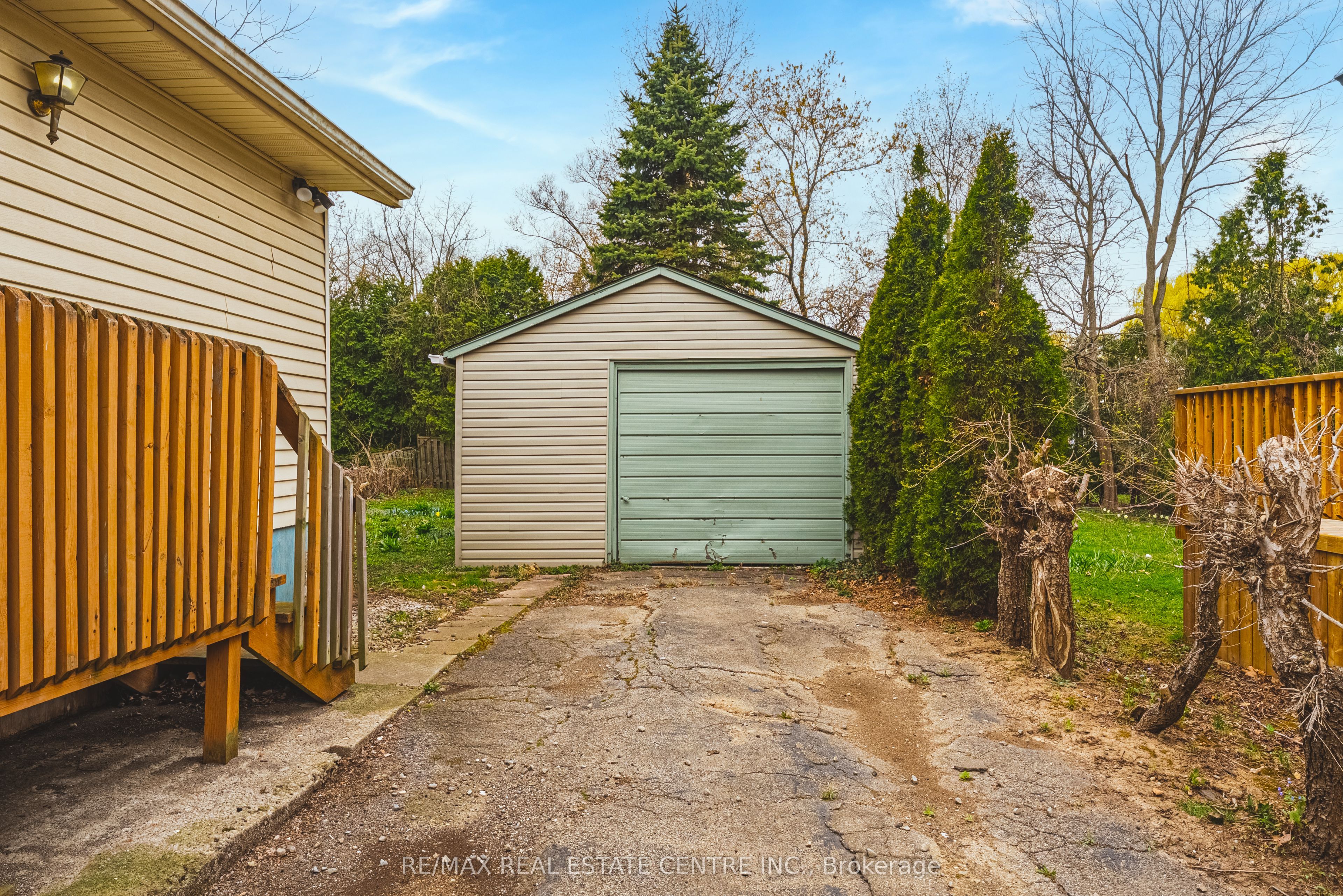 70 Hillview Street Property Photo 33