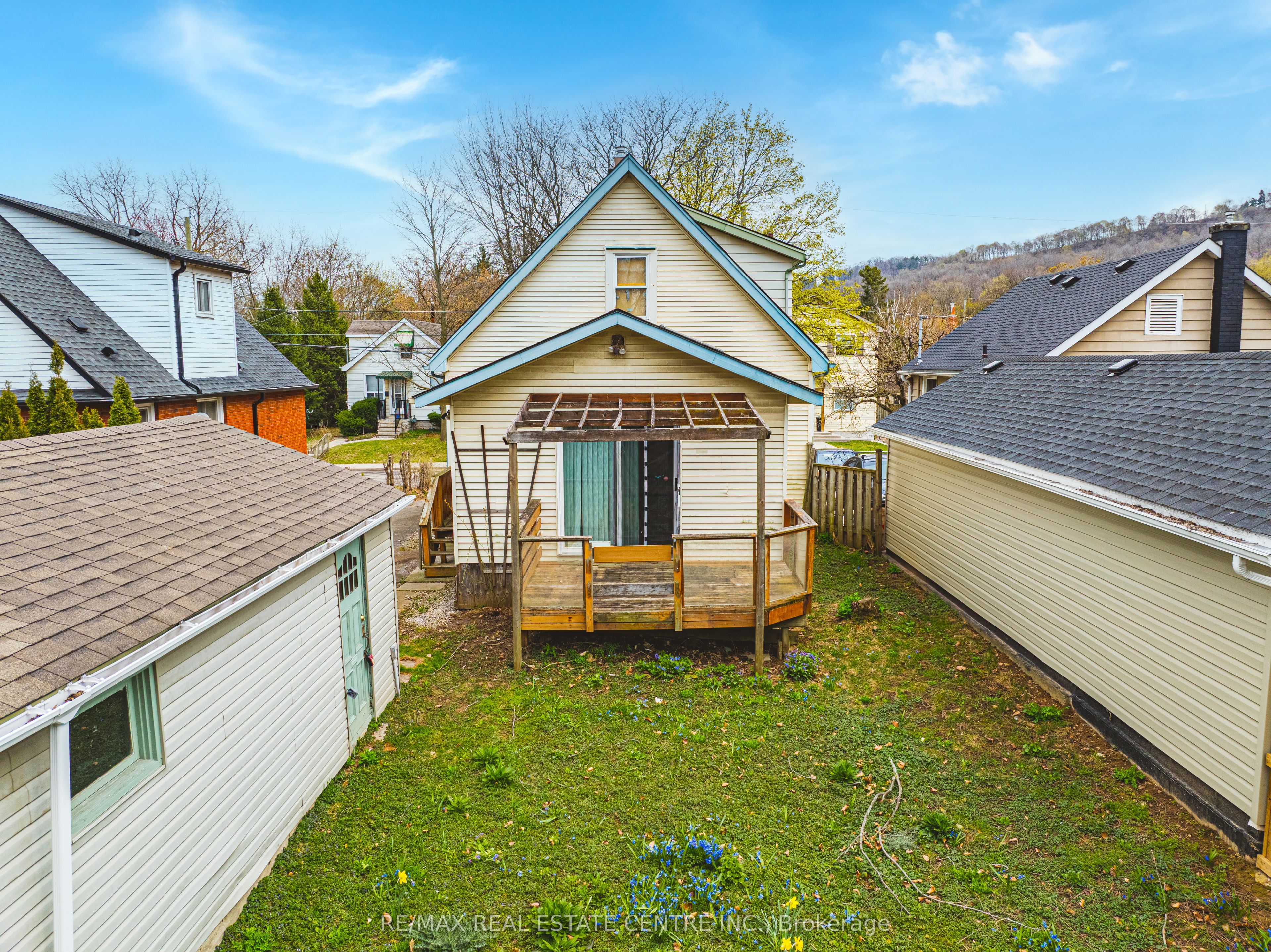 70 Hillview Street Property Photo 38