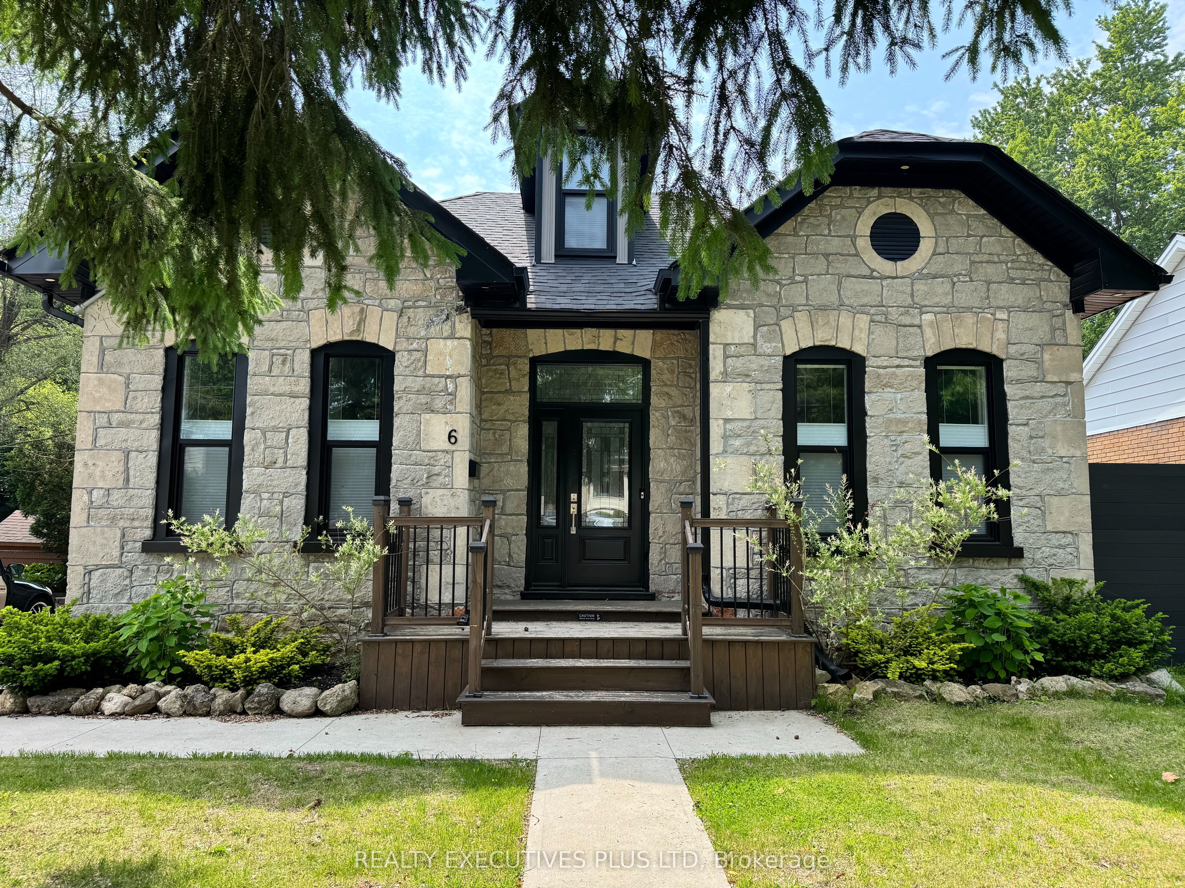 6 Elgin Street N Property Photo 1