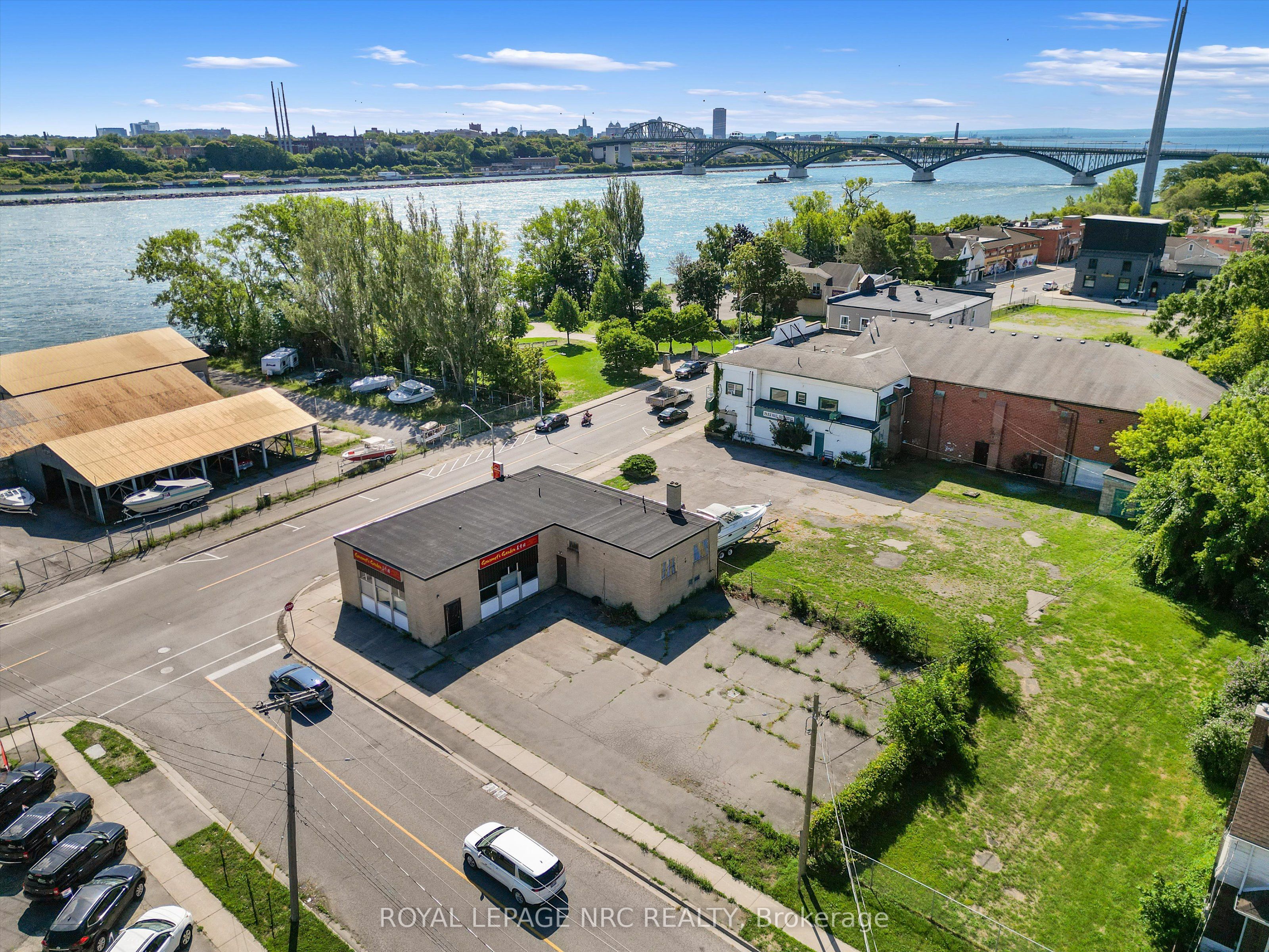 155 Niagara Boulevard Property Photo 8