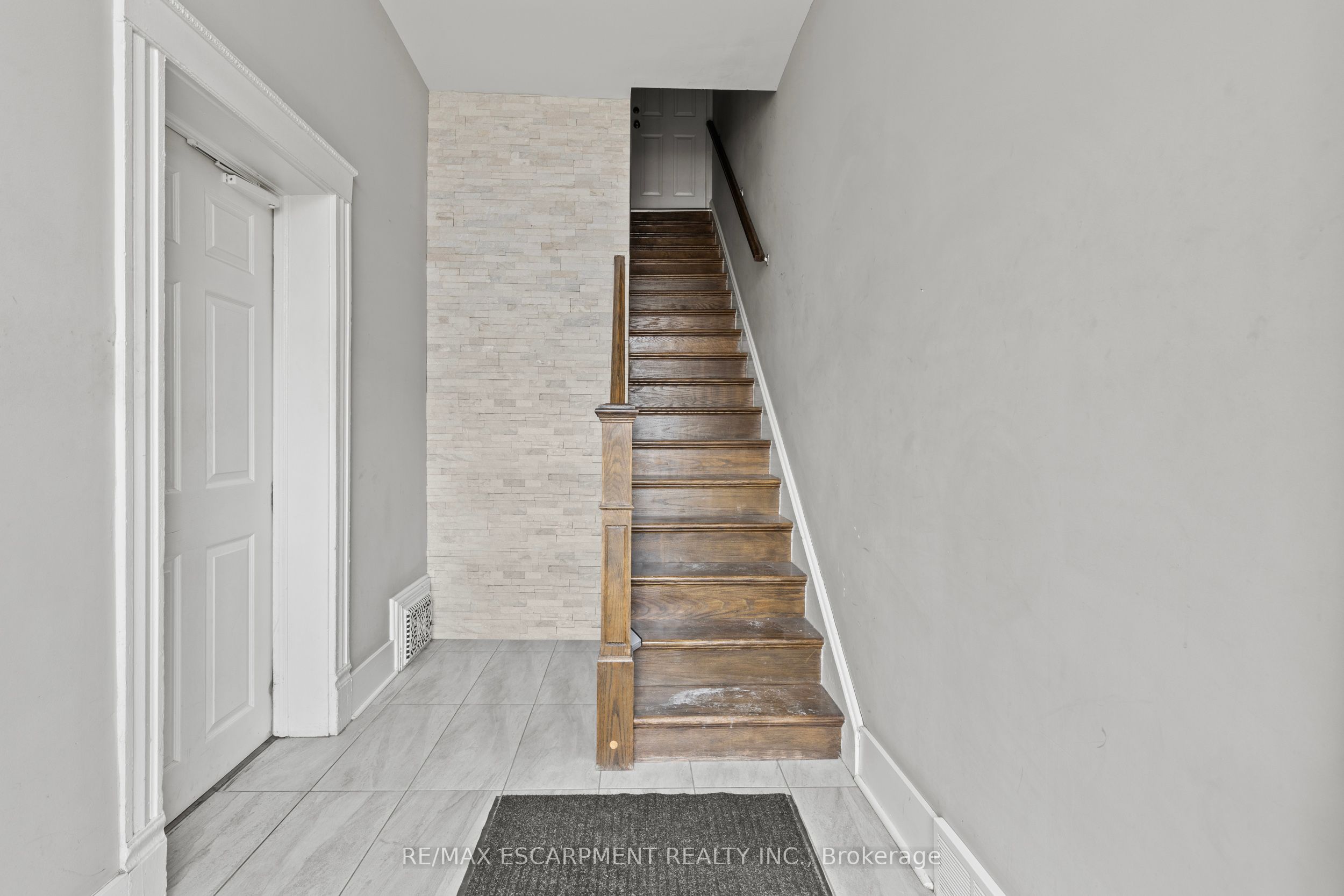 181 West Avenue Property Photo 5