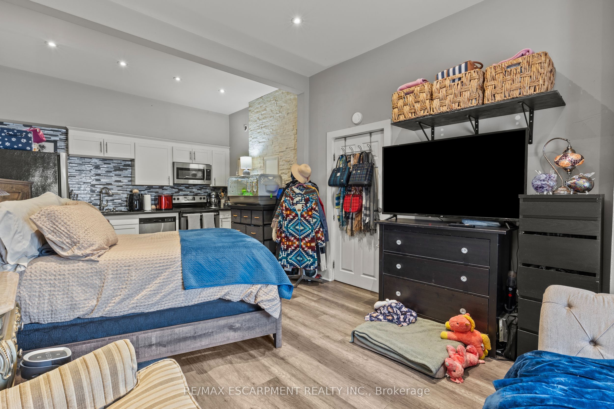 181 West Avenue Property Photo 7