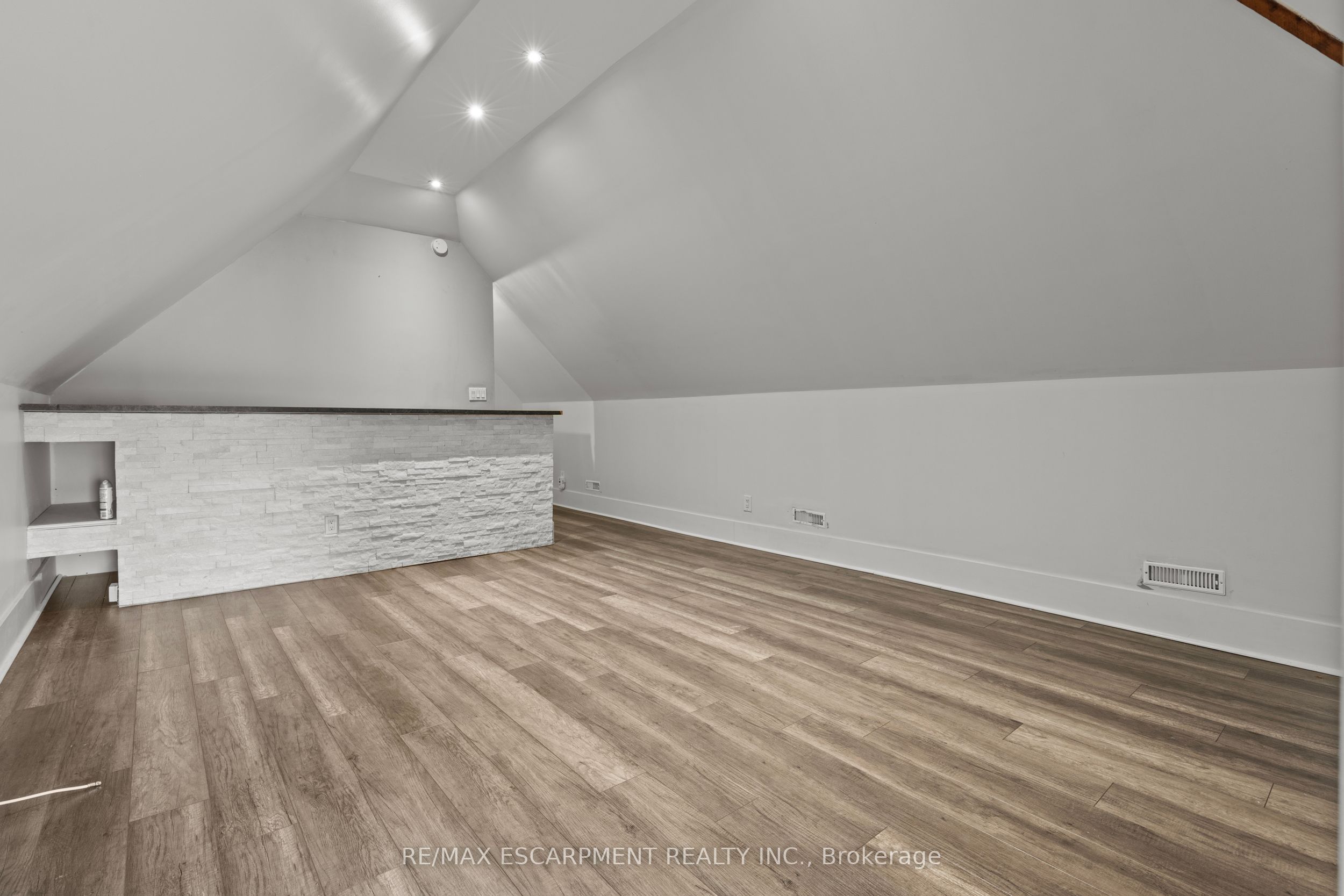 181 West Avenue Property Photo 35