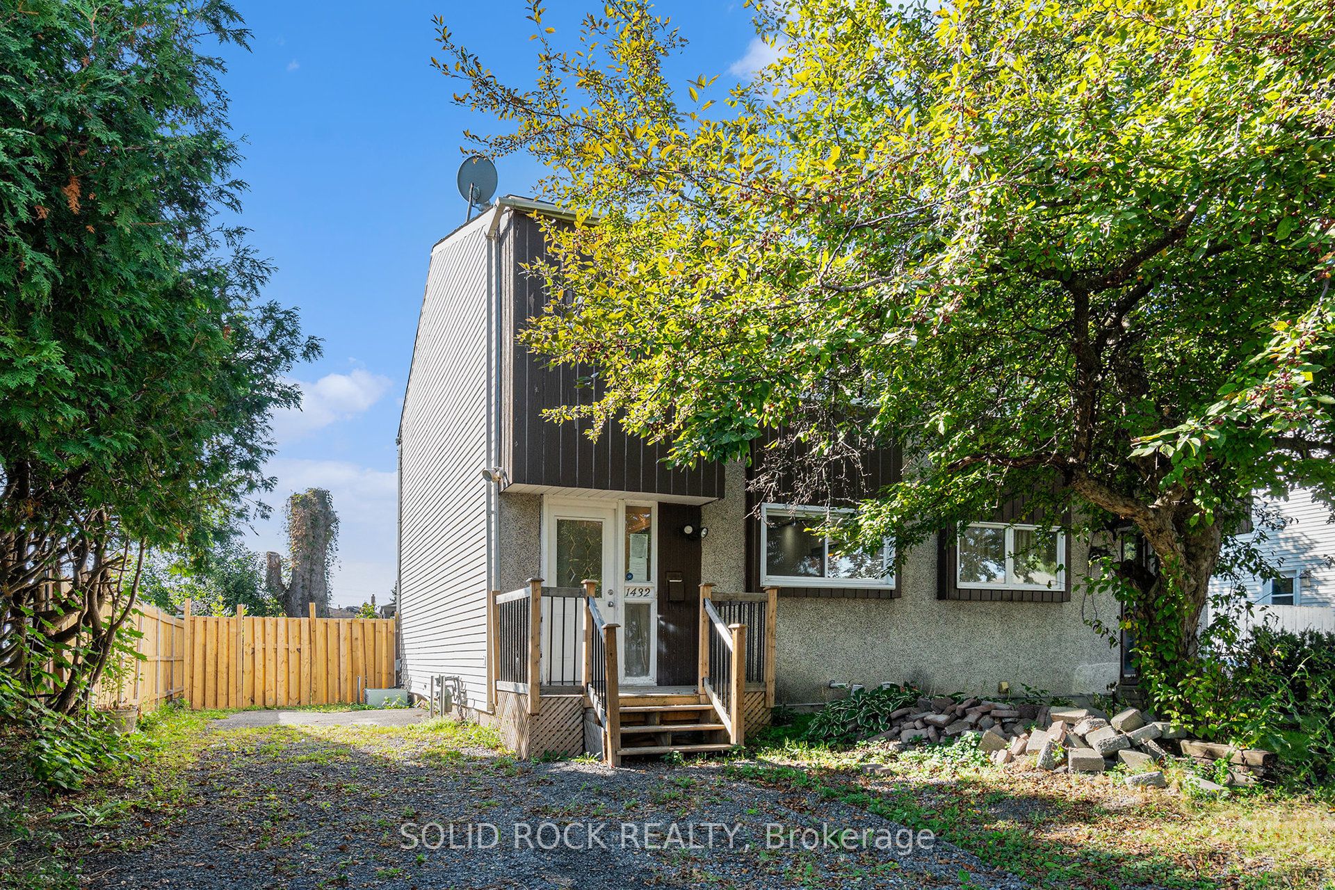 1432 Leigh Crescent Property Photo 2