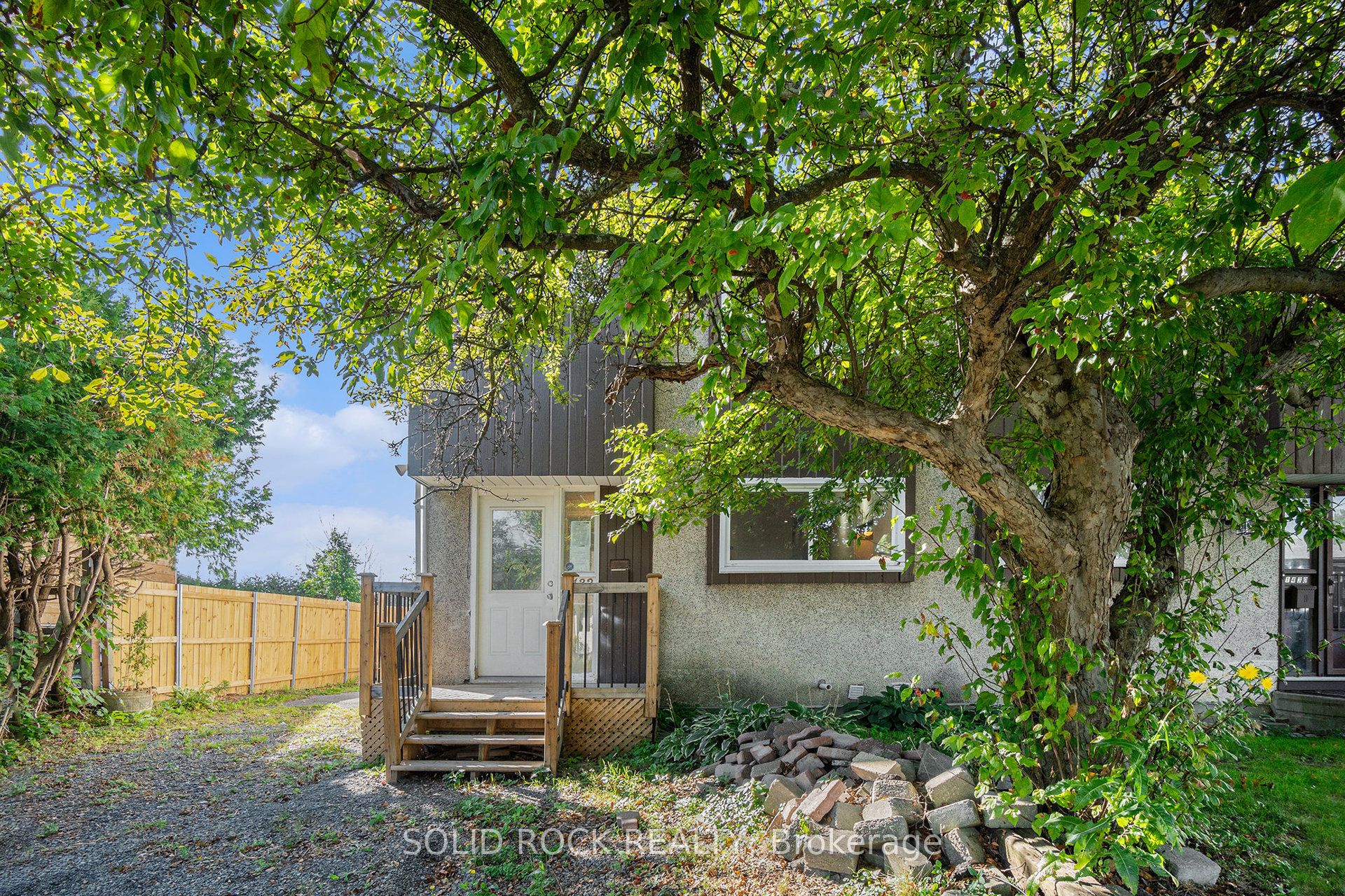 1432 Leigh Crescent Property Photo 3