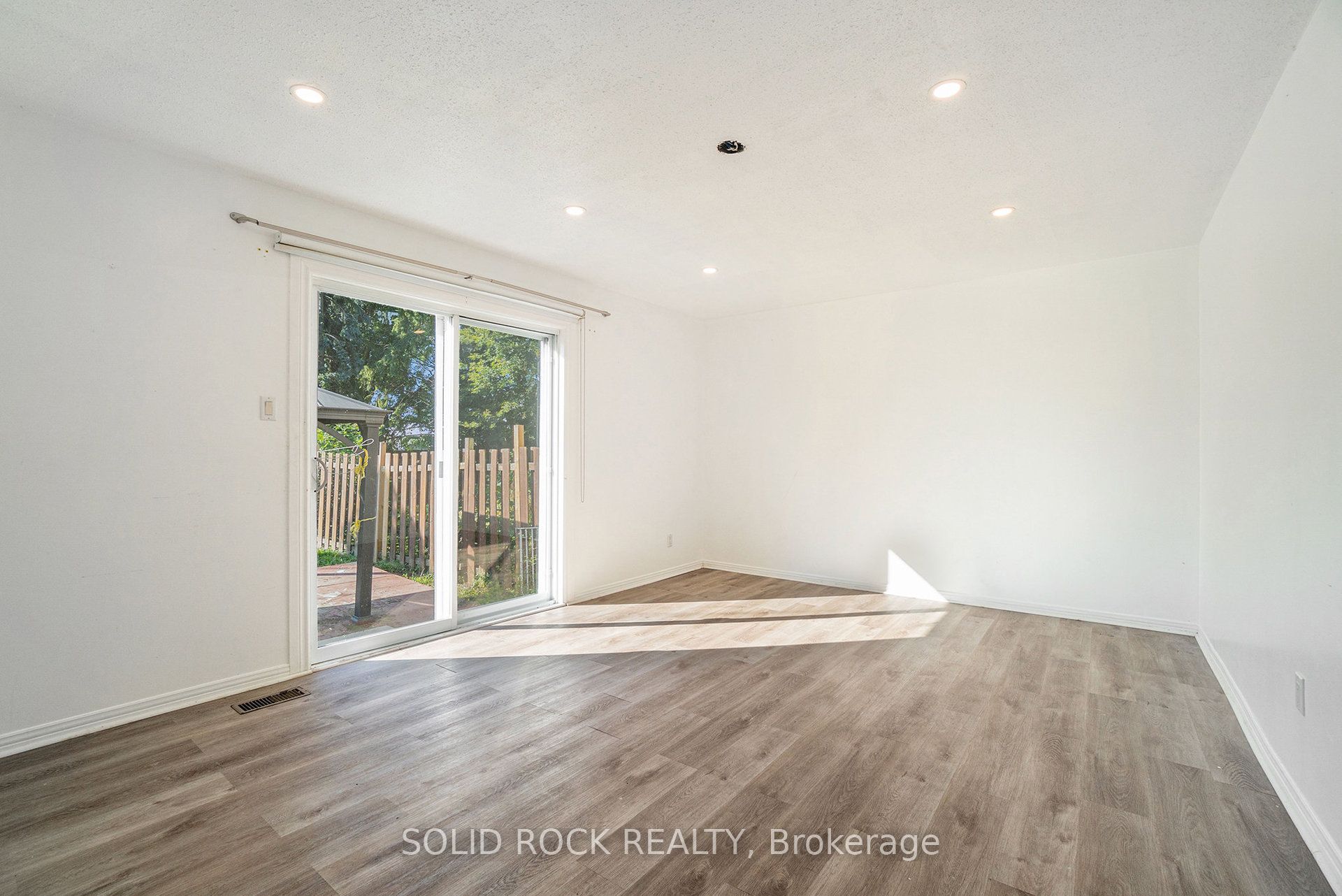 1432 Leigh Crescent Property Photo 6