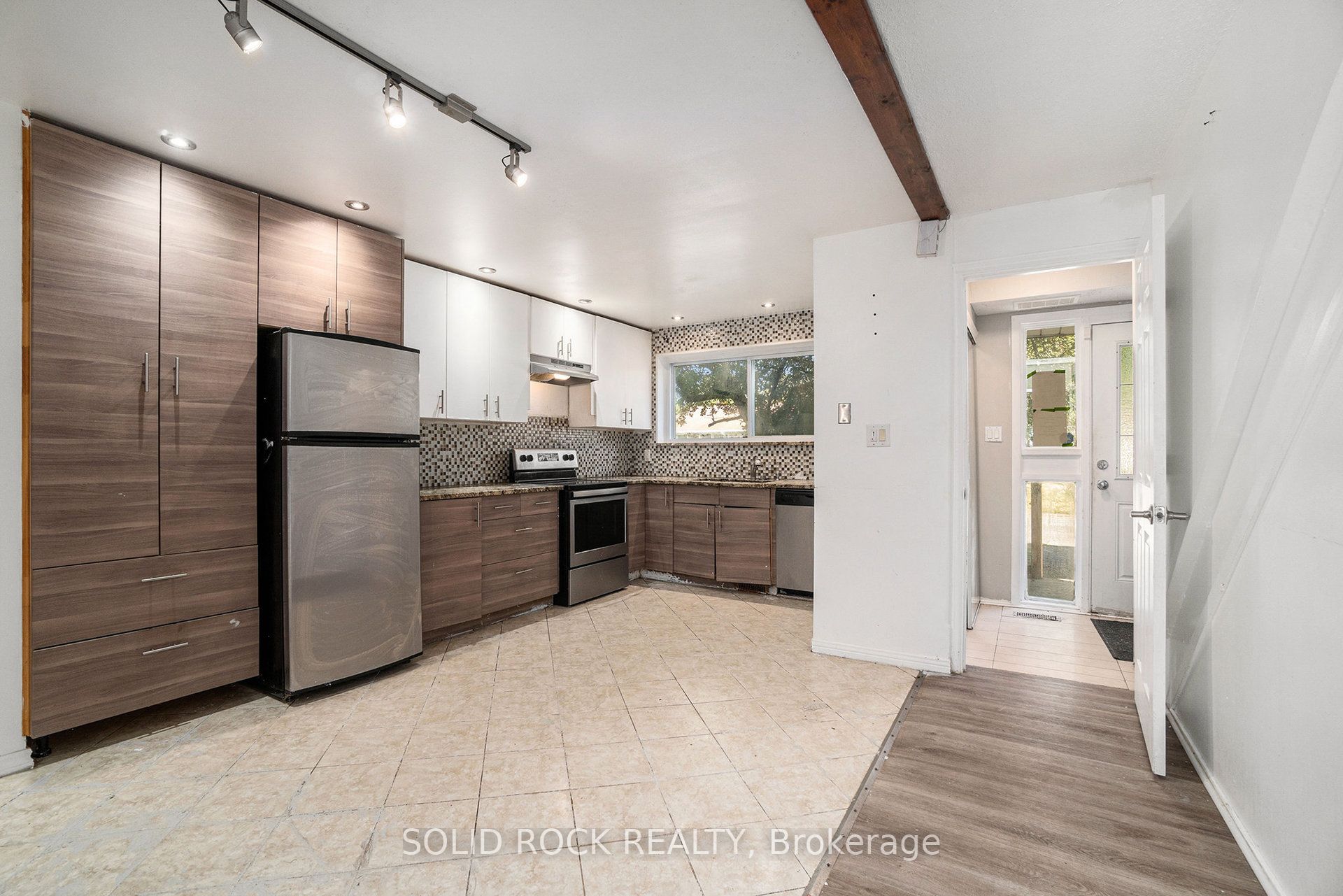 1432 Leigh Crescent Property Photo 8