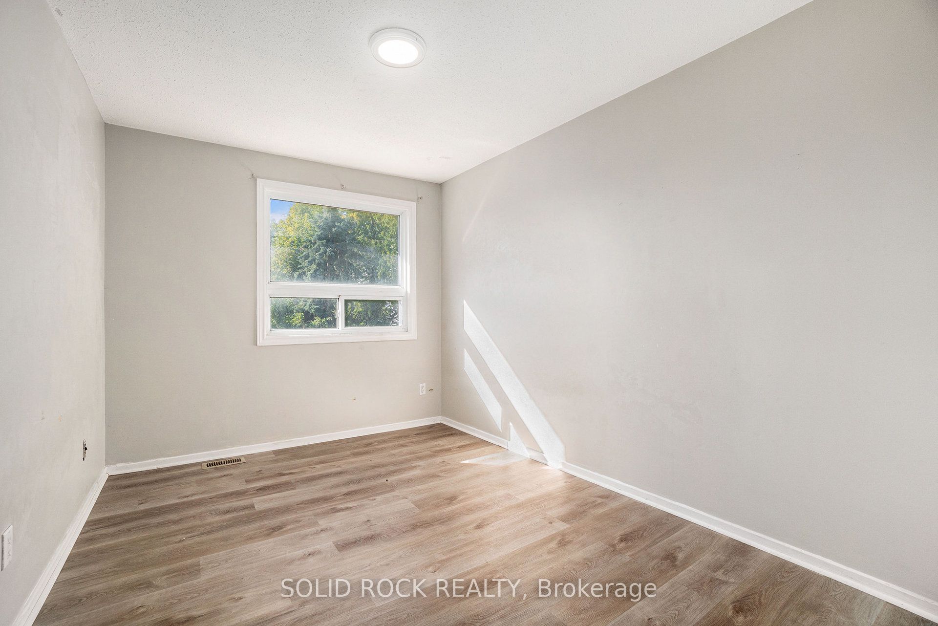 1432 Leigh Crescent Property Photo 11