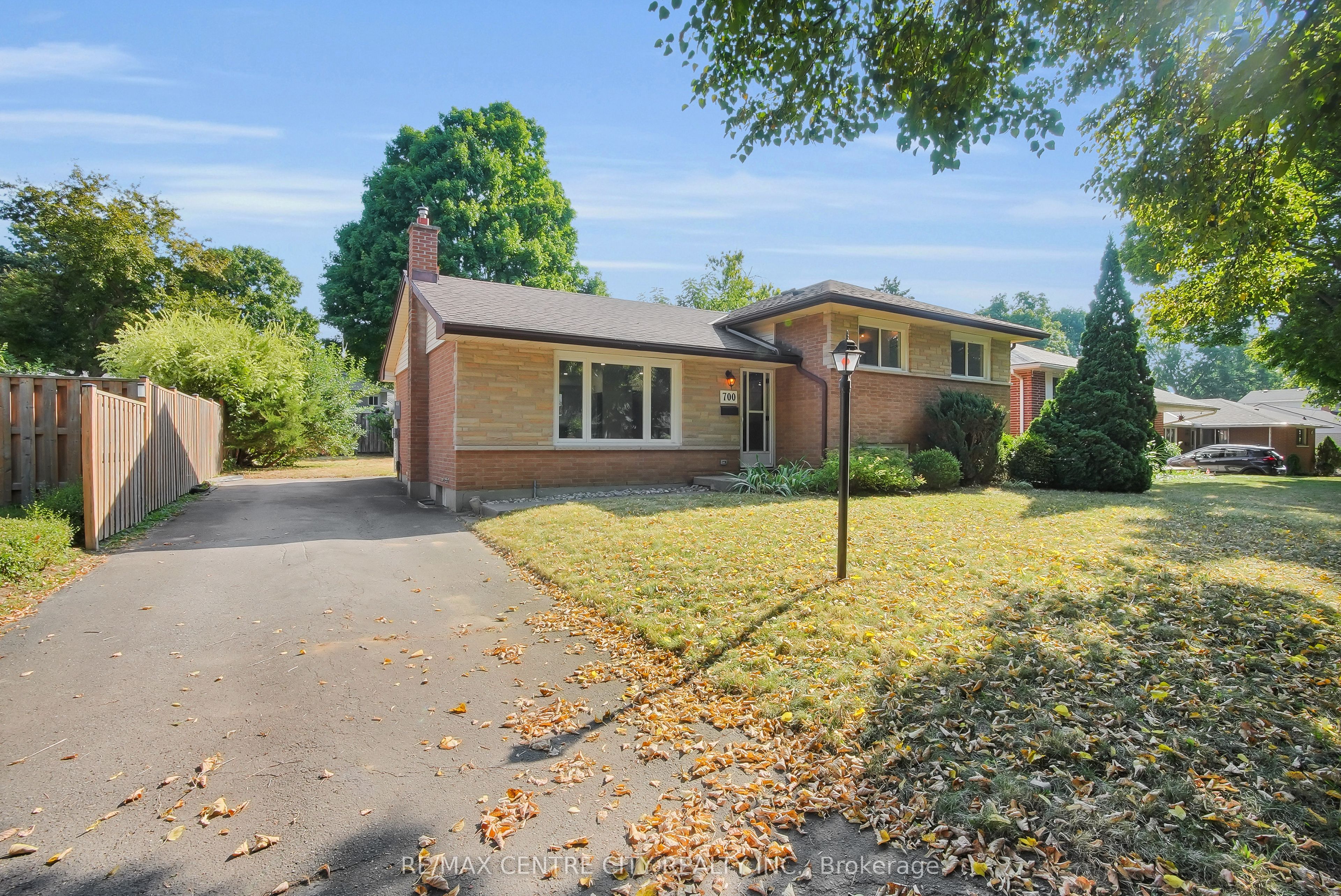 700 Glengyle Crescent Property Photo 2