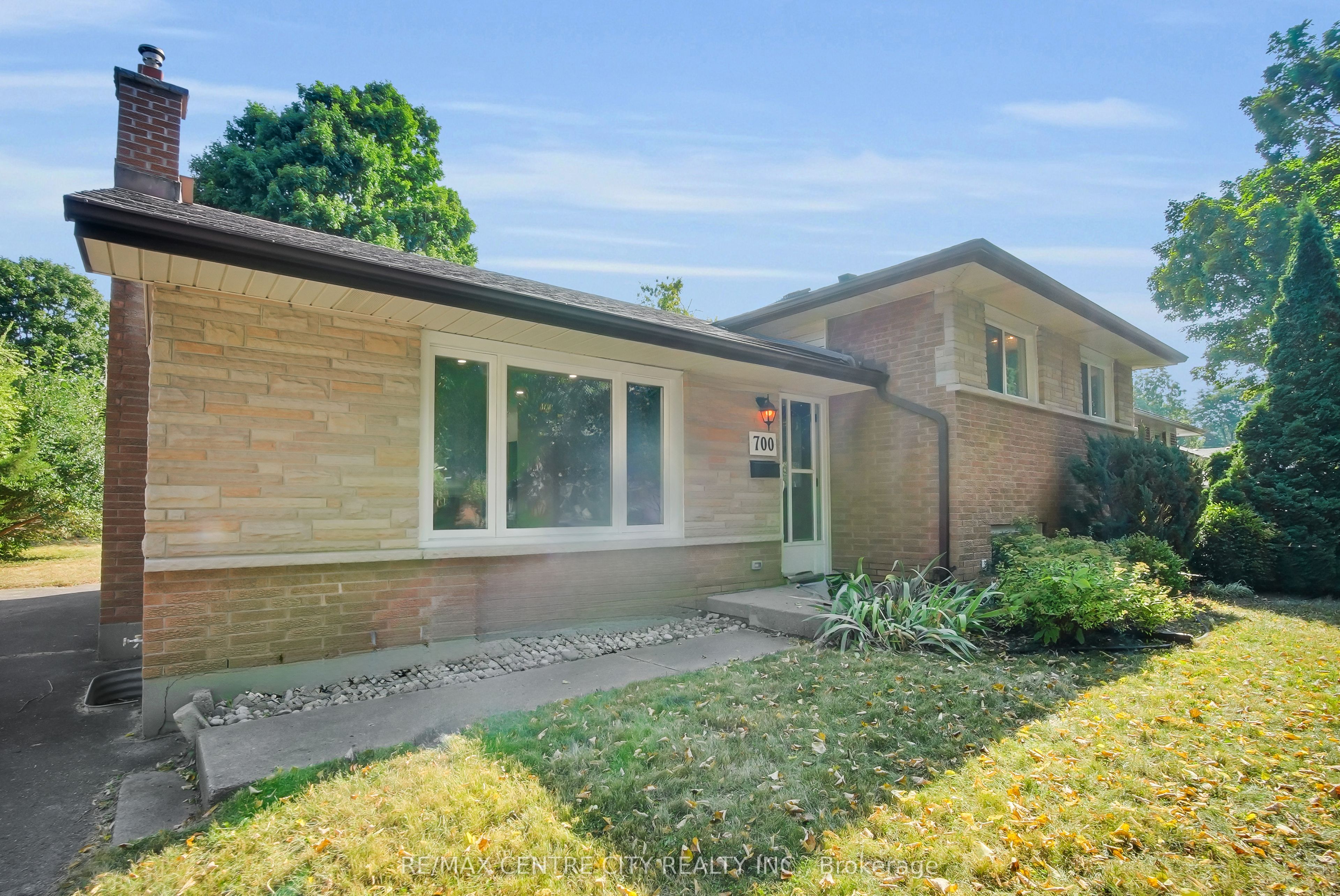 700 Glengyle Crescent Property Photo 3