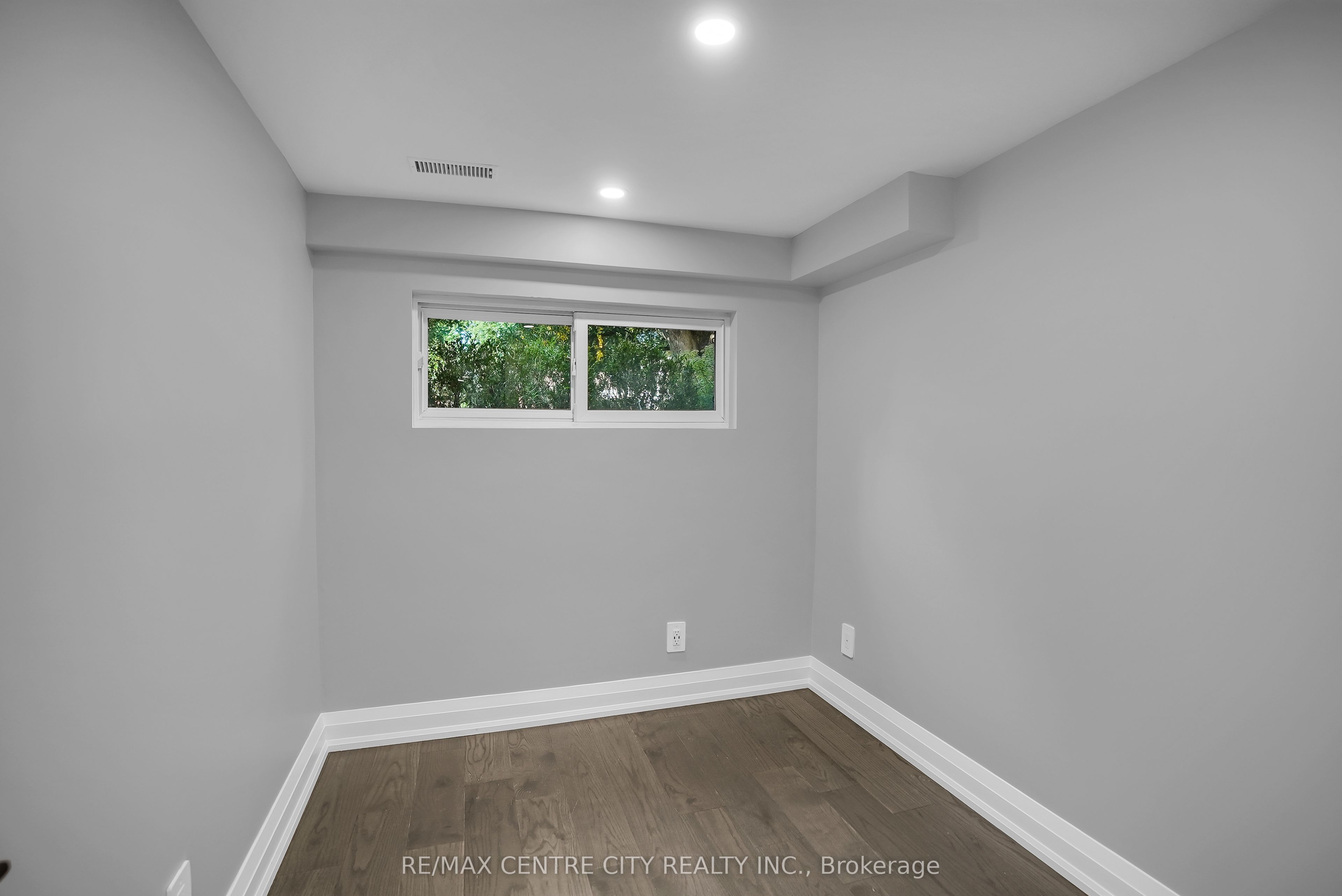 700 Glengyle Crescent Property Photo 28