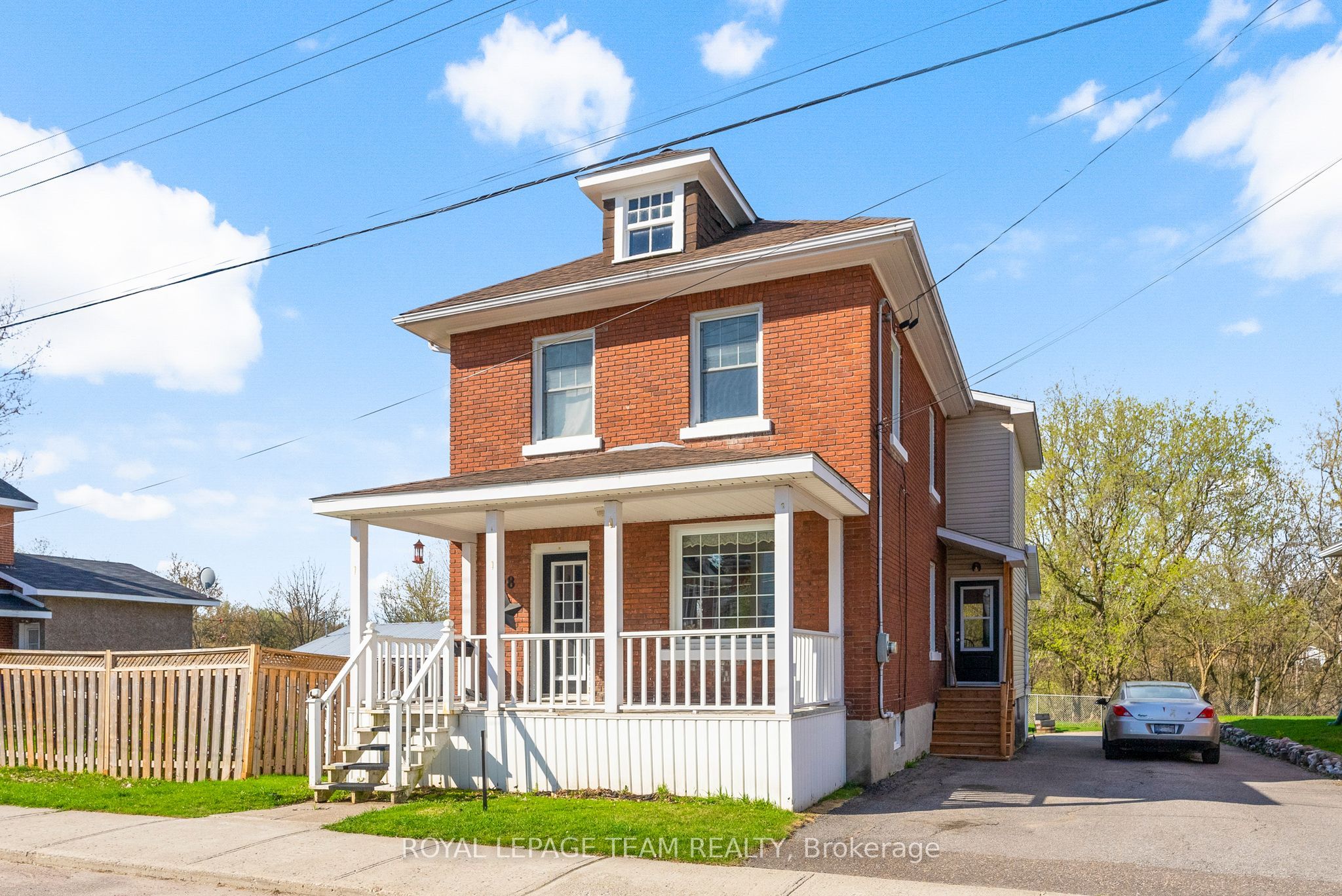 28 Bank Street N Property Photo 1