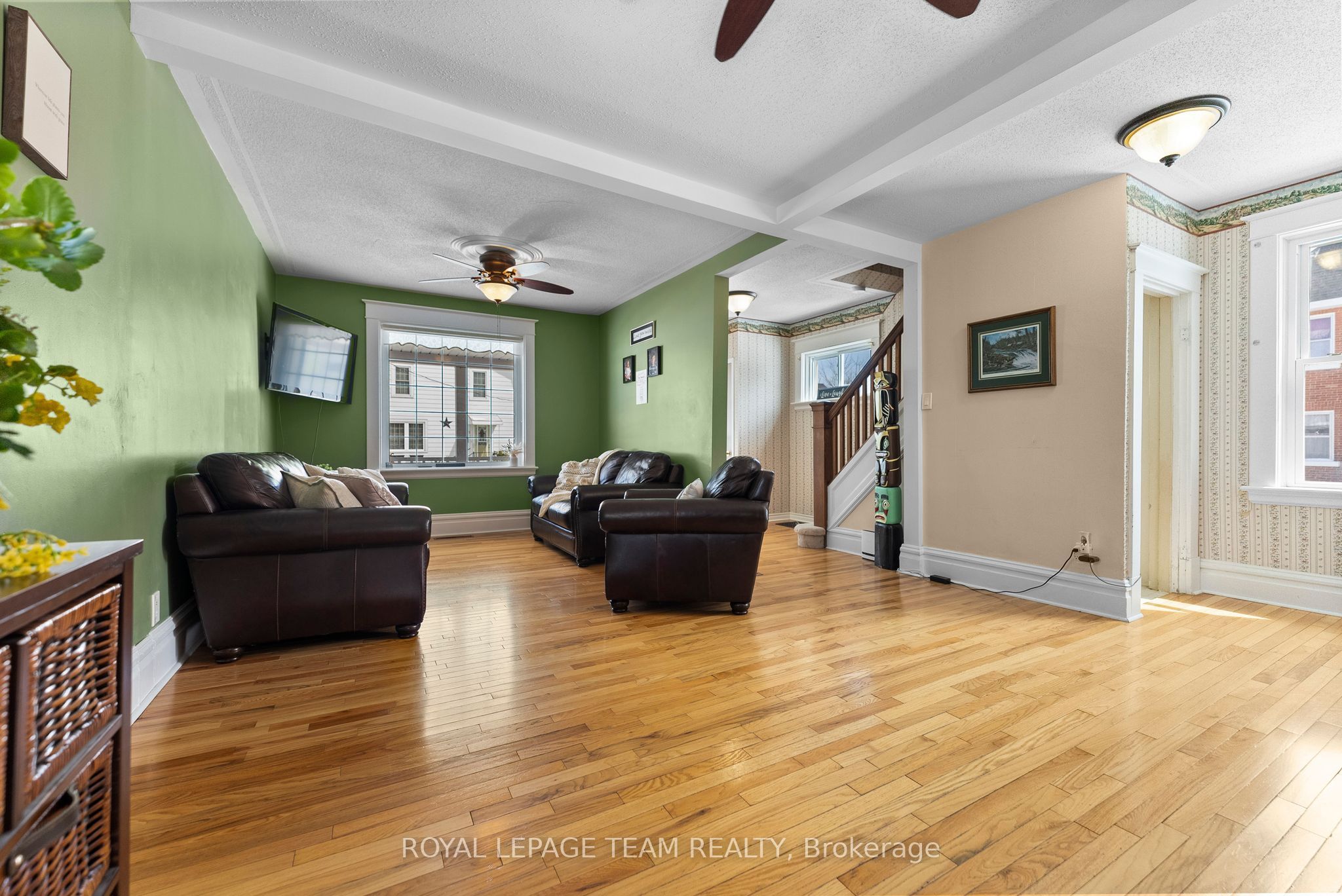 28 Bank Street N Property Photo 3