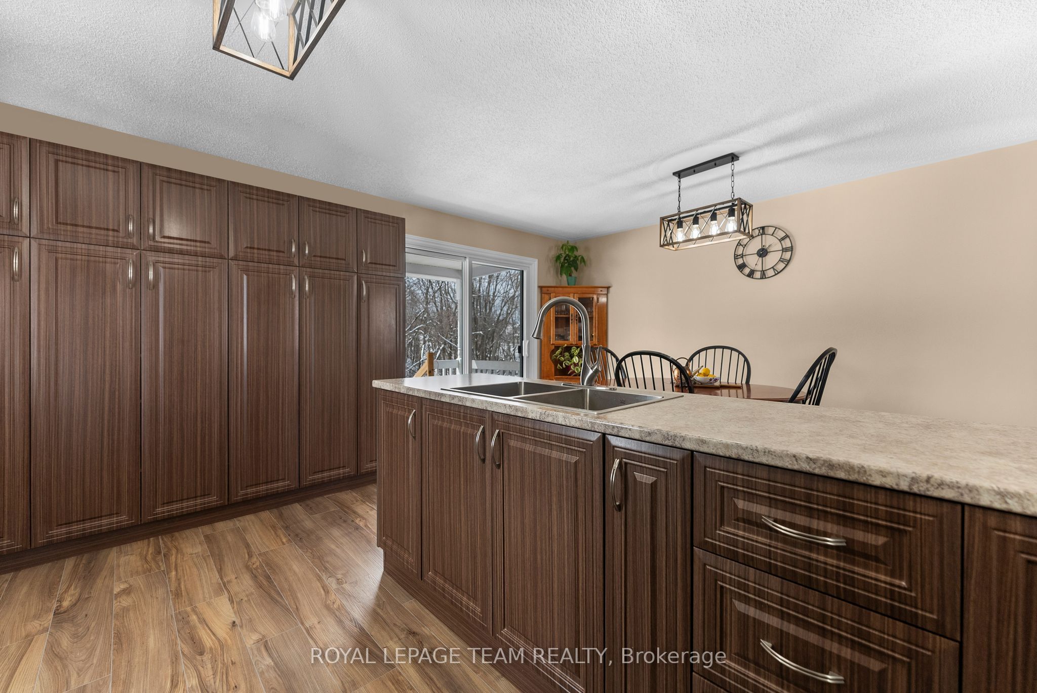 28 Bank Street N Property Photo 5