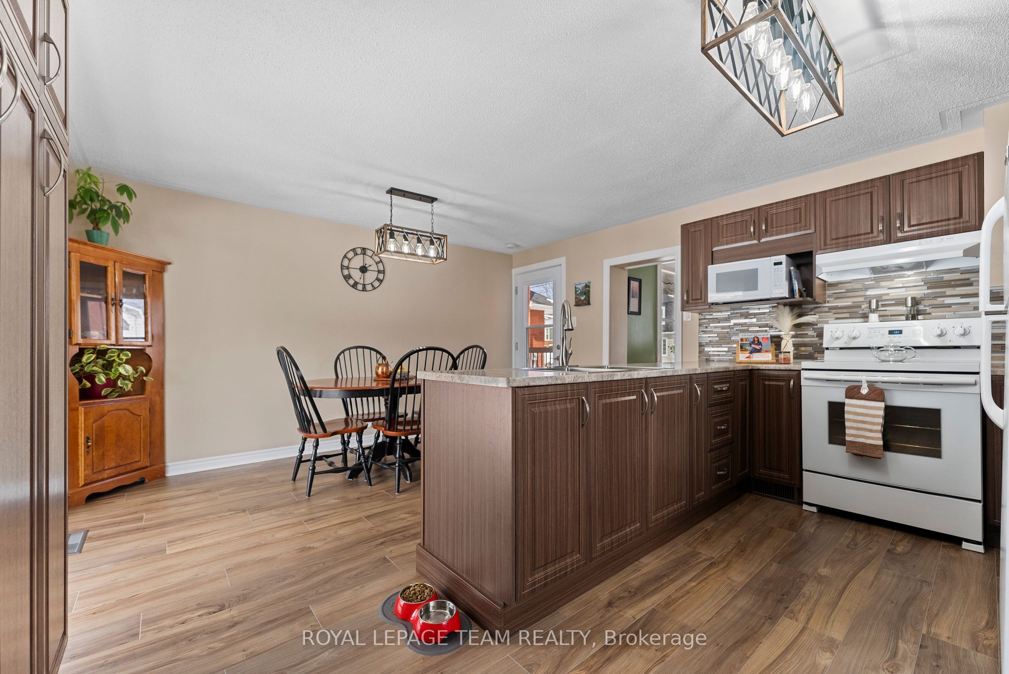 28 Bank Street N Property Photo 6