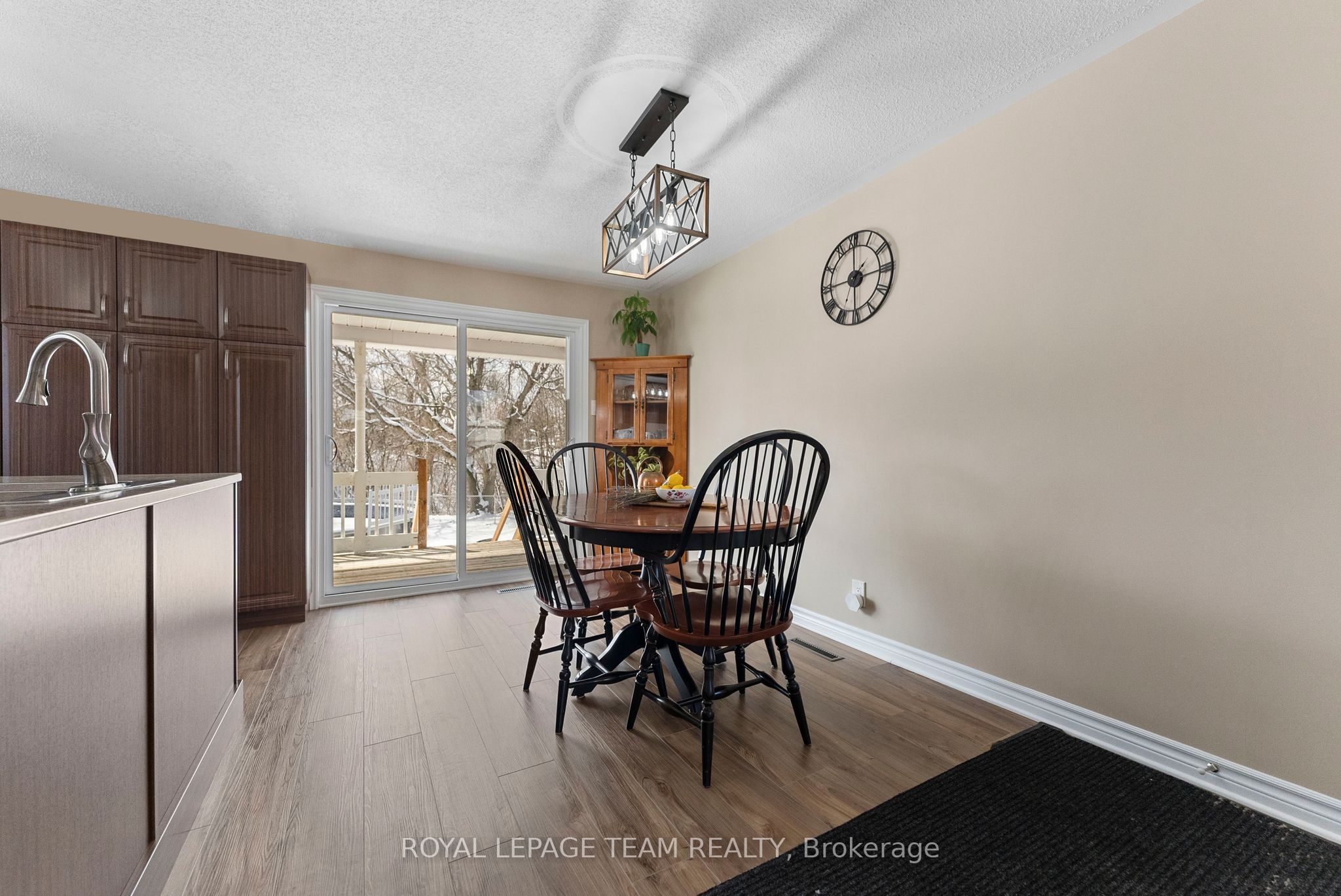 28 Bank Street N Property Photo 7