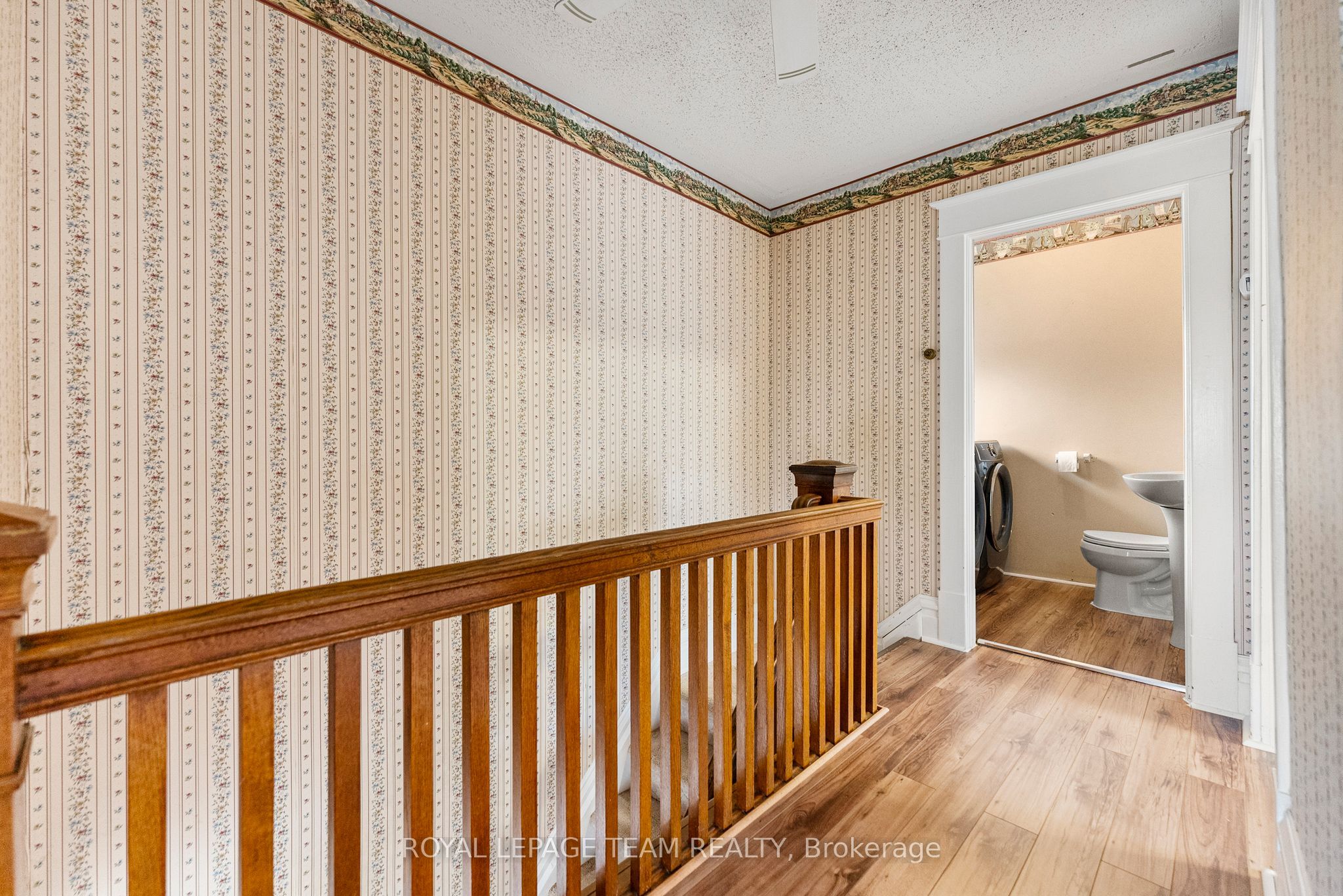 28 Bank Street N Property Photo 11