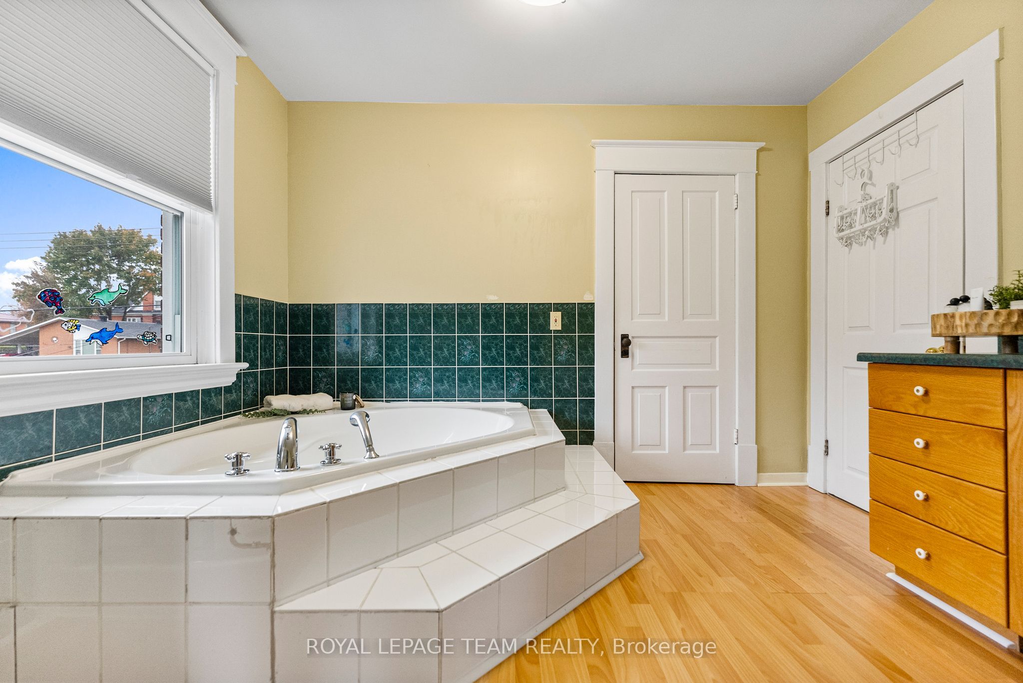 28 Bank Street N Property Photo 16