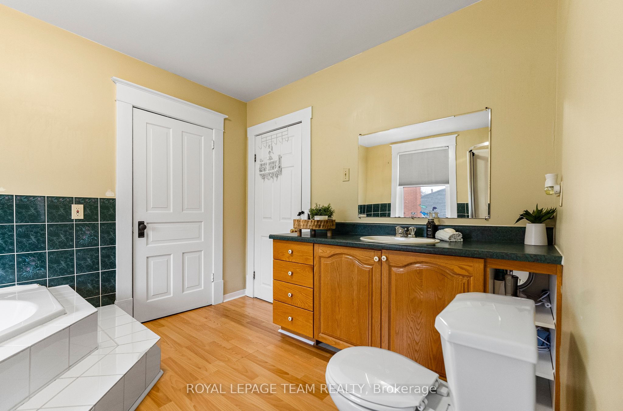 28 Bank Street N Property Photo 17