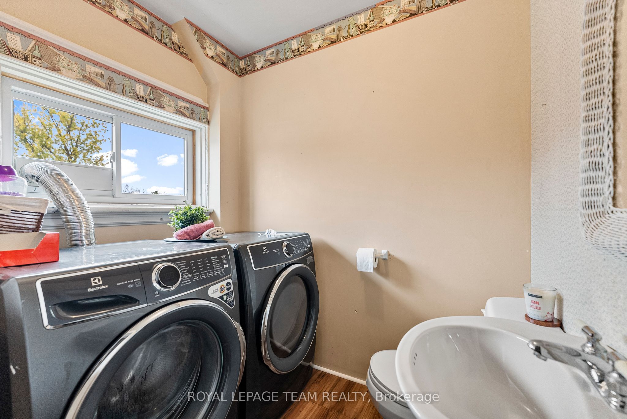 28 Bank Street N Property Photo 19